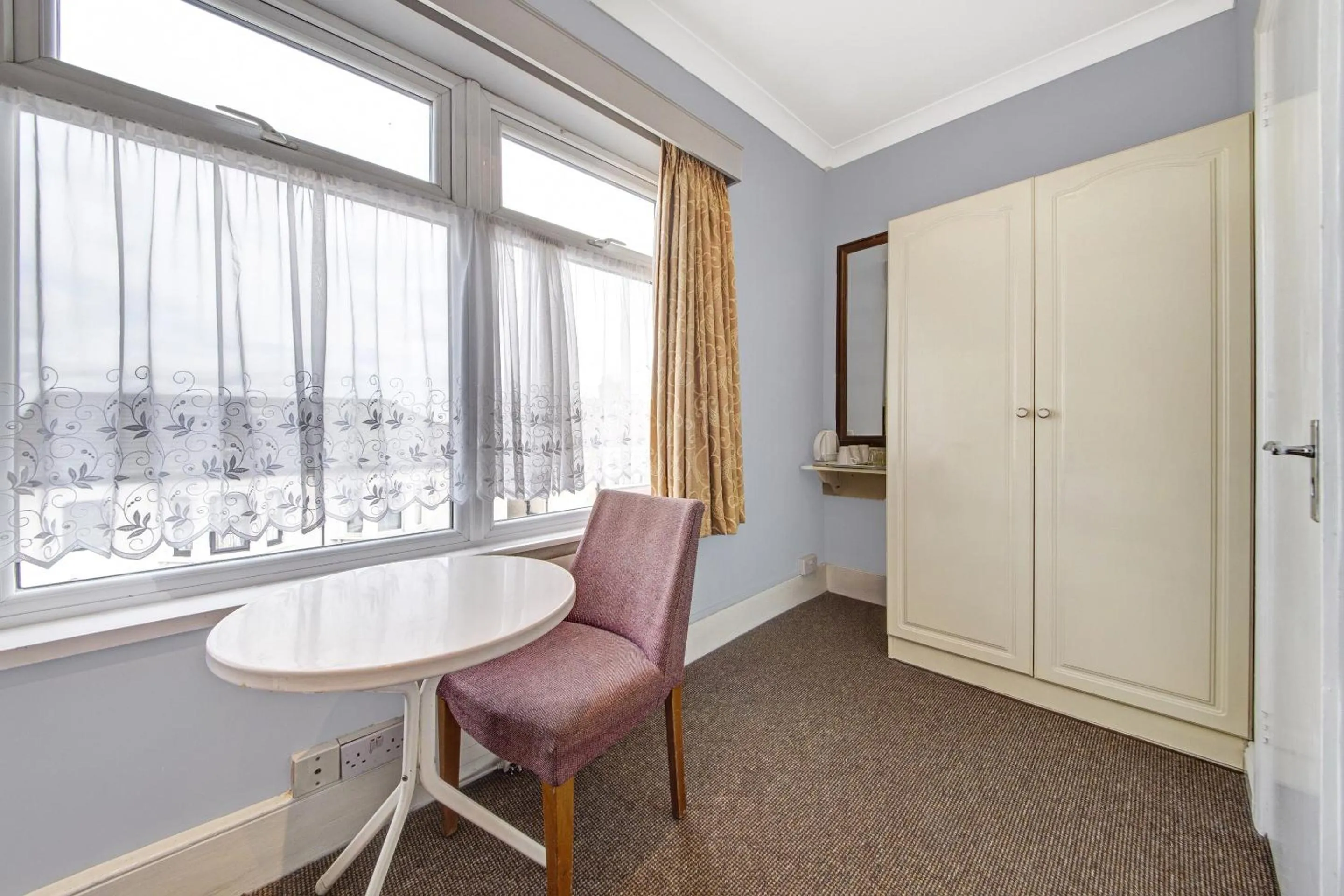 Bedroom in OYO Bostons Manor Hotel, Hanwell London