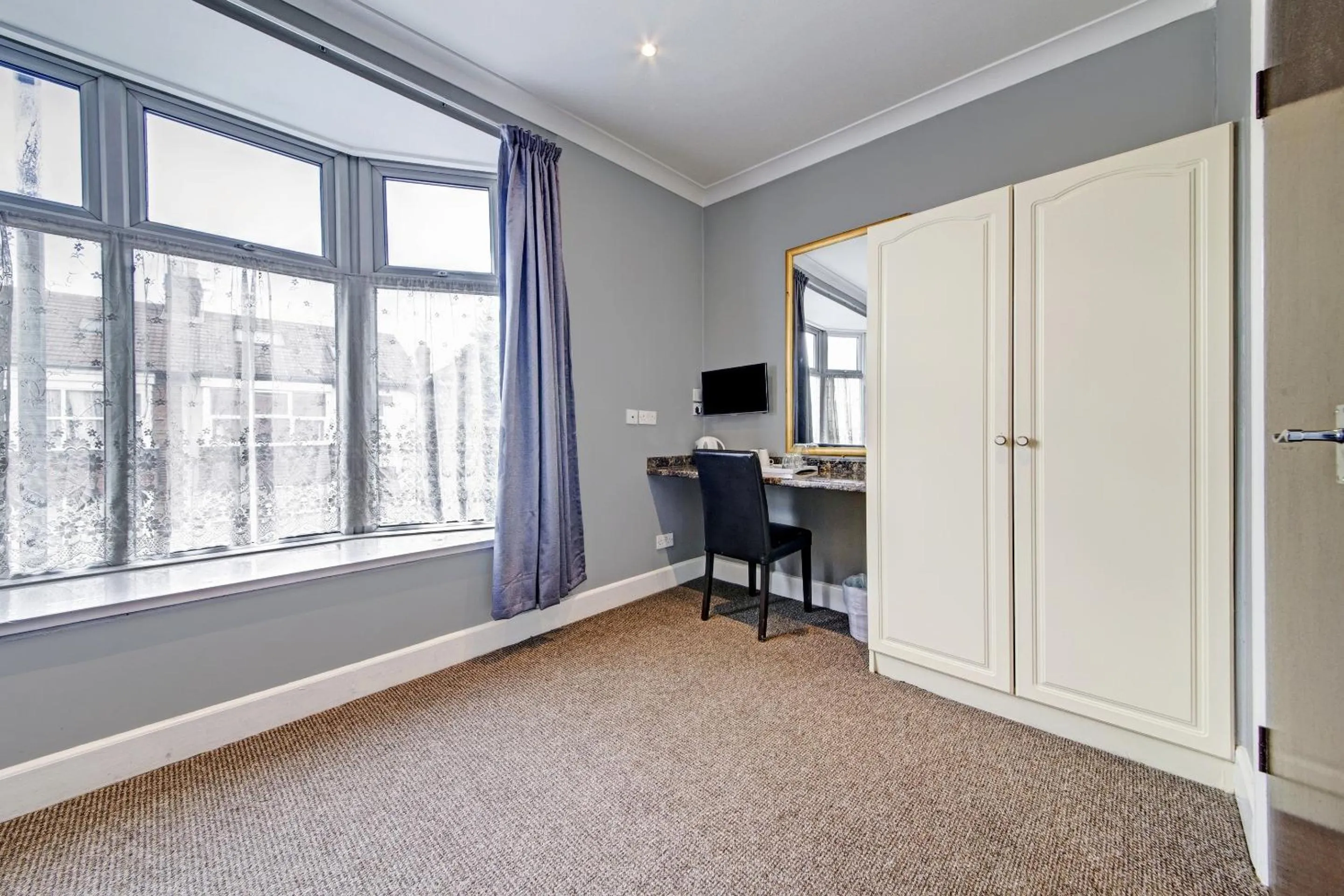 Bedroom in OYO Bostons Manor Hotel, Hanwell London