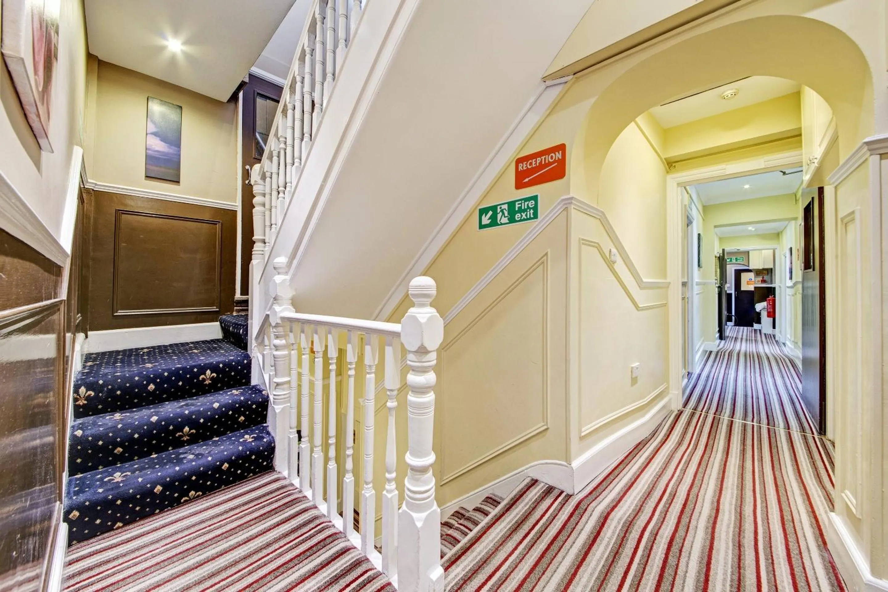 Lobby or reception in OYO Bostons Manor Hotel, Hanwell London
