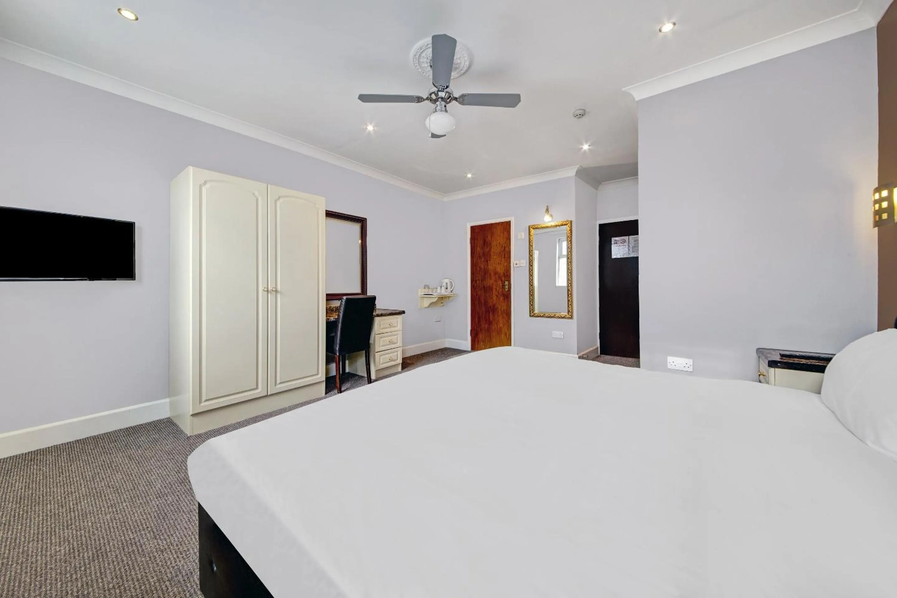 Bedroom, Bed in OYO Bostons Manor Hotel, Hanwell London