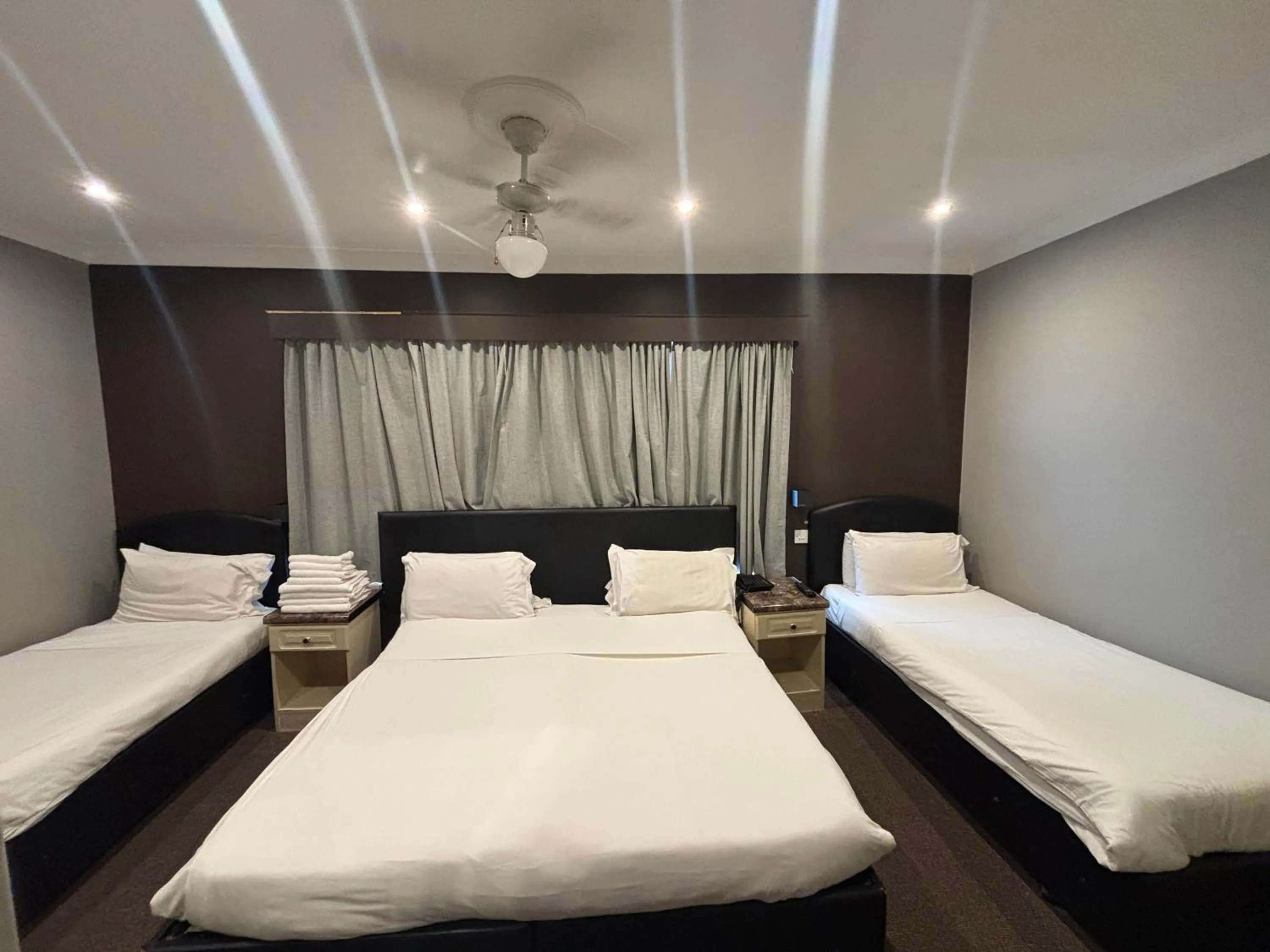 Photo of the whole room, Bed in OYO Bostons Manor Hotel, Hanwell London