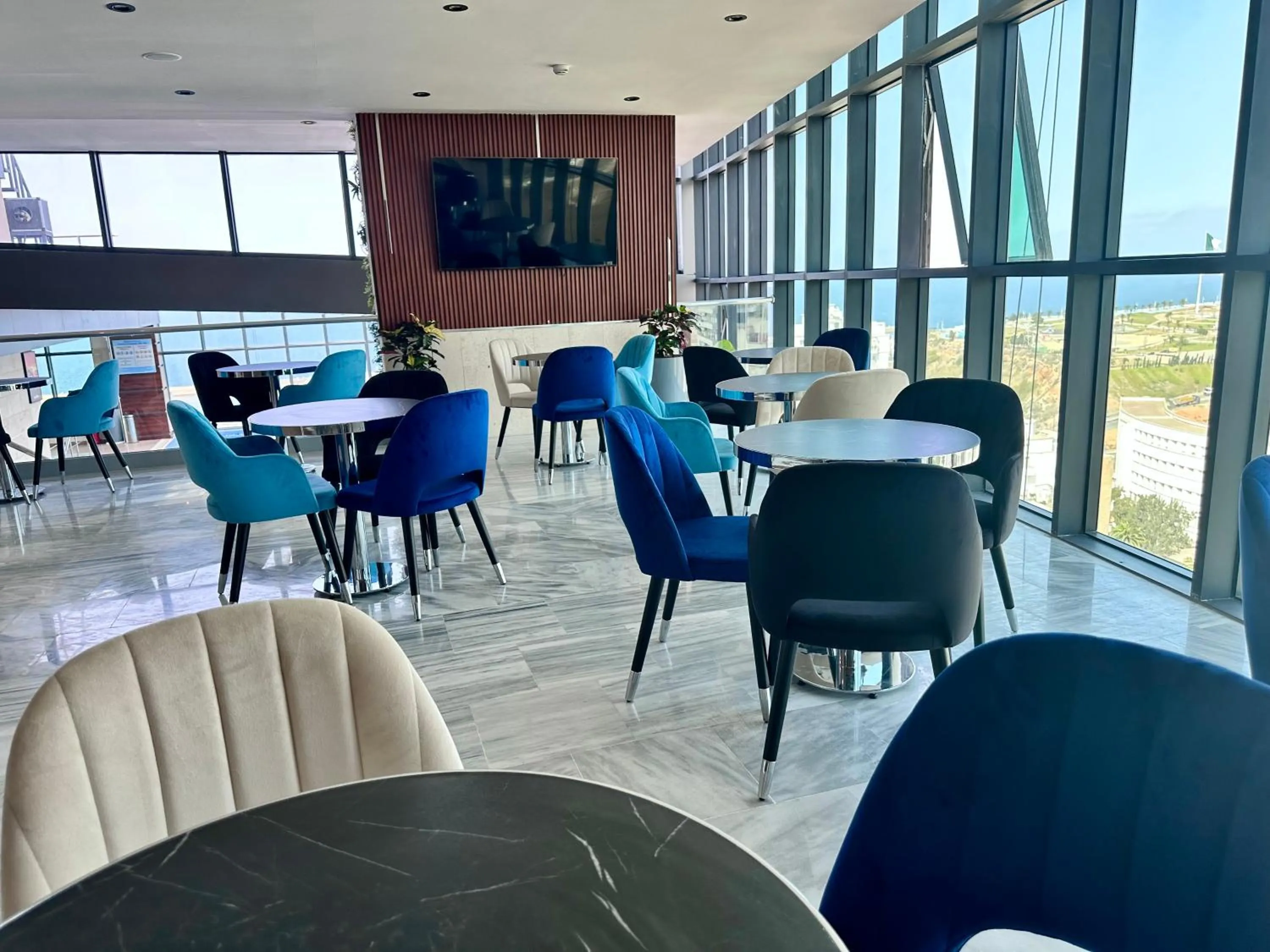 Restaurant/places to eat in 2H Hotel