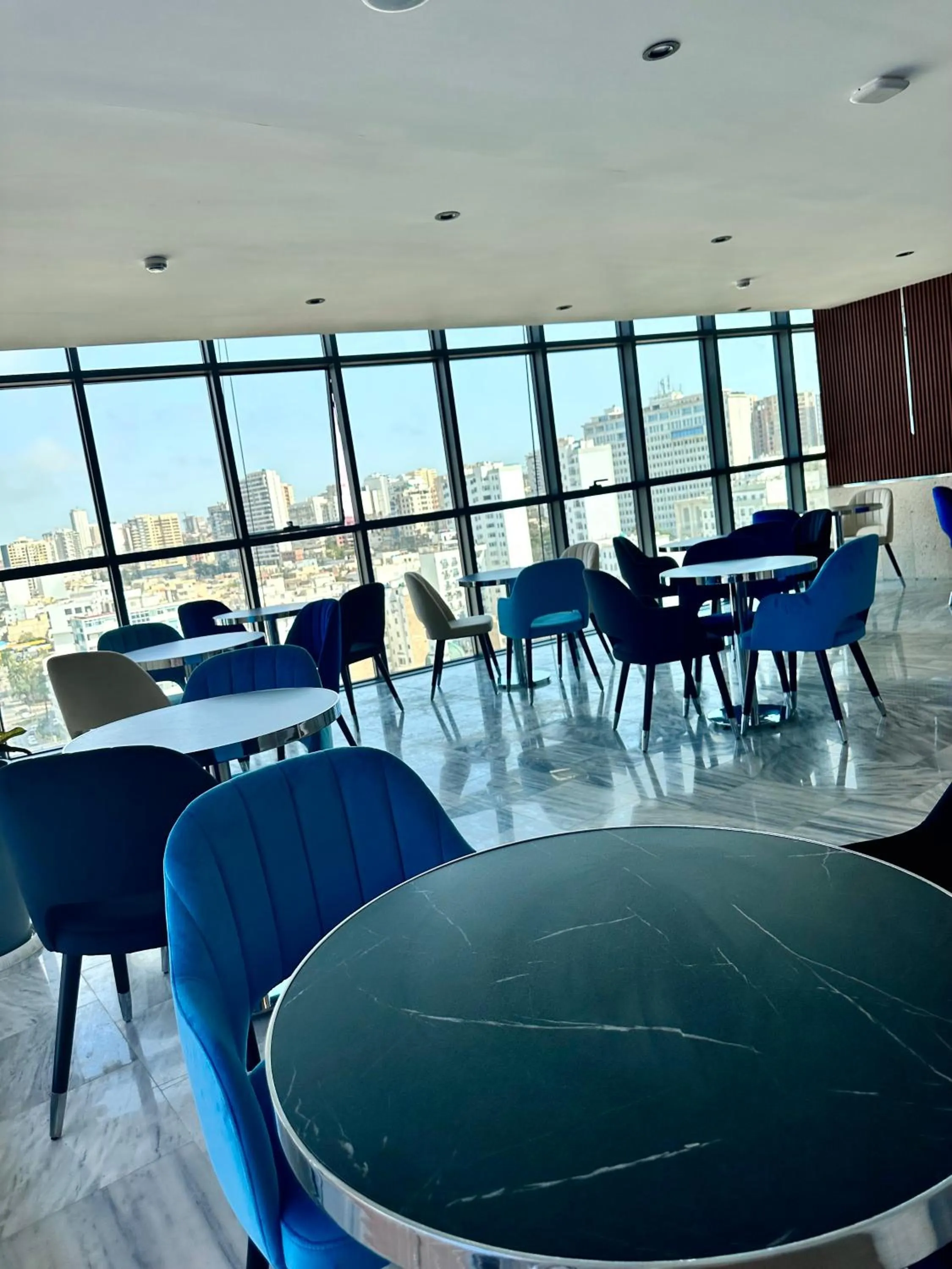 Restaurant/places to eat in 2H Hotel