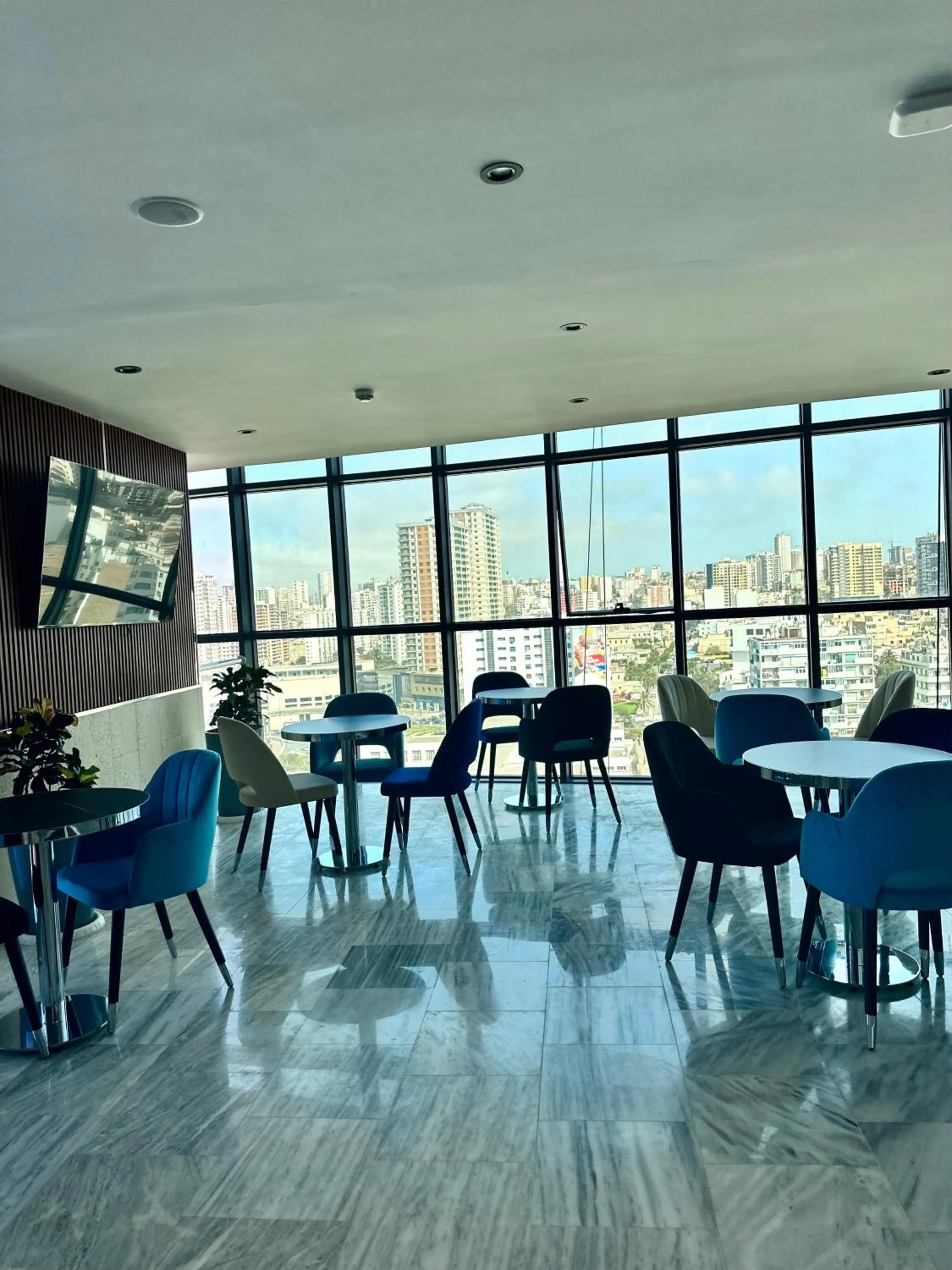 Restaurant/places to eat in 2H Hotel