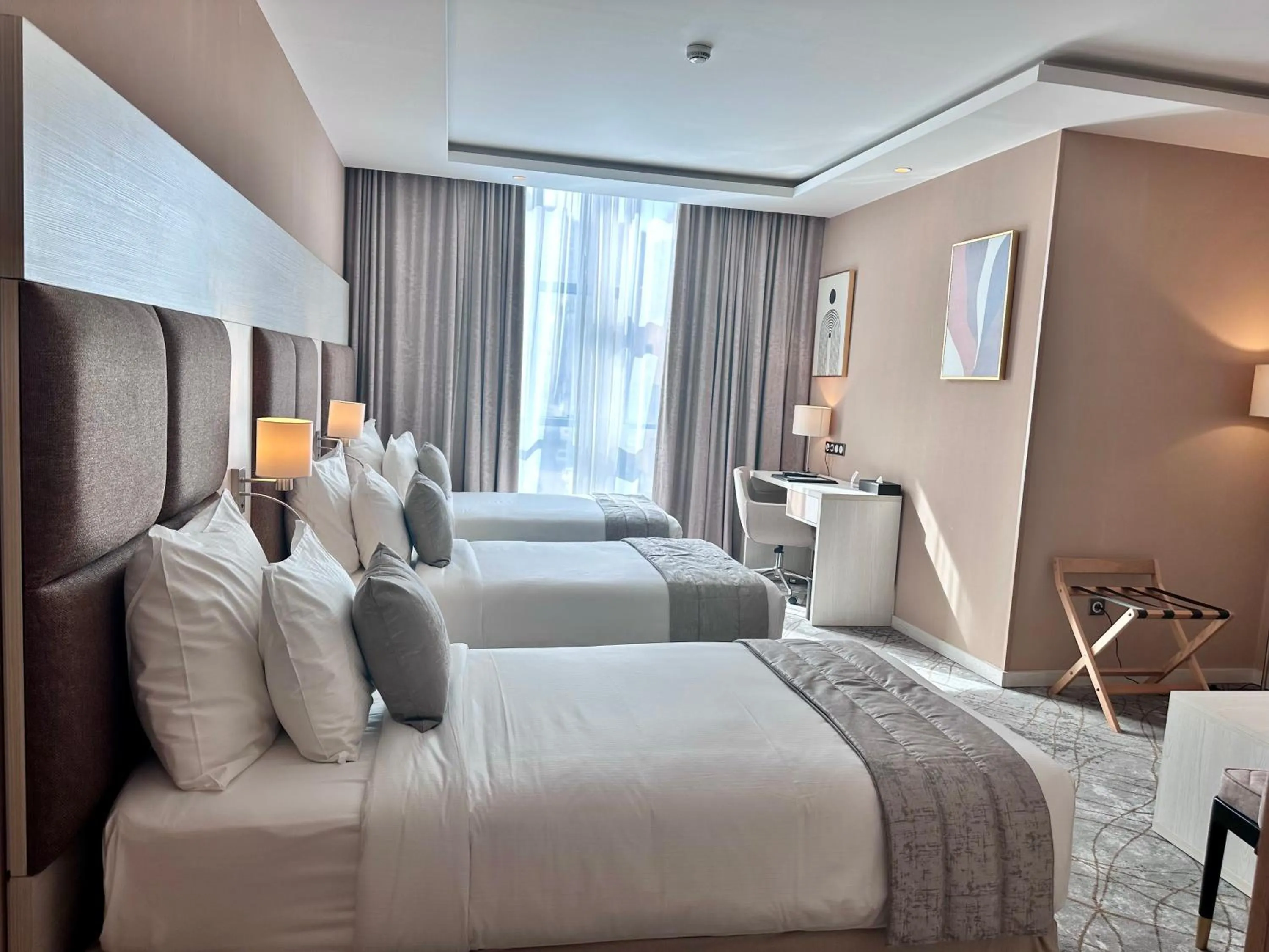 Living room, Bed in 2H Hotel