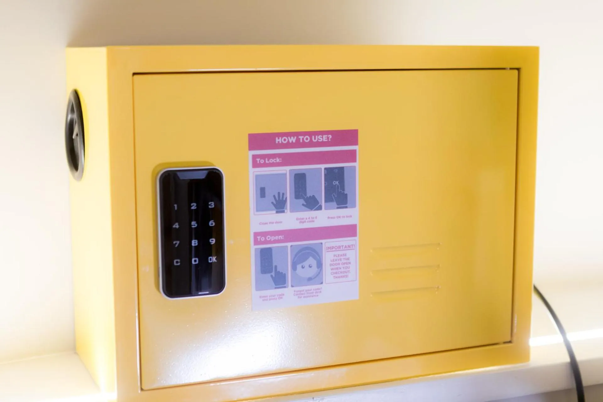 microwave in Wombat's City Hostel London