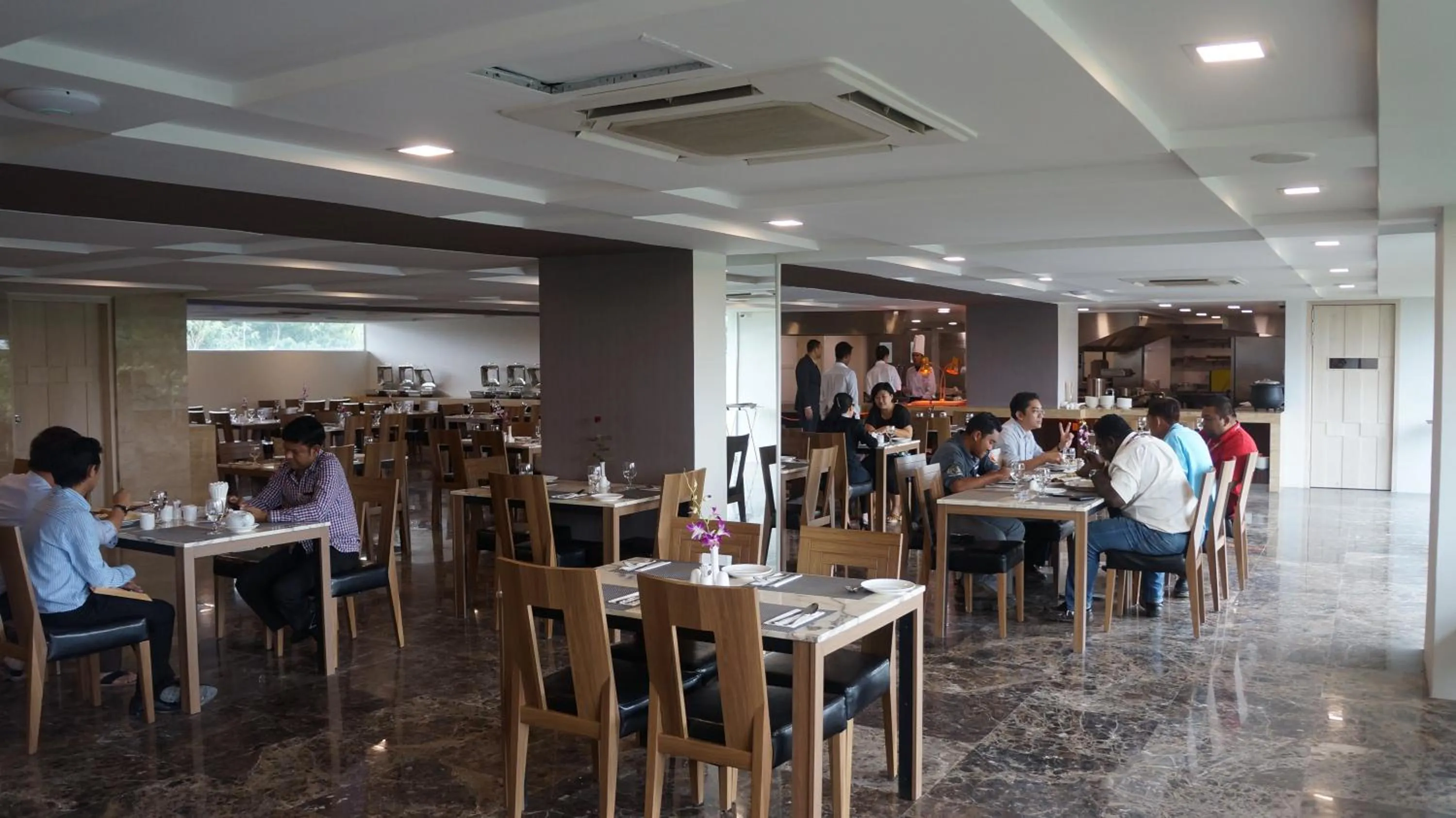 Restaurant/places to eat in Hotel Parami