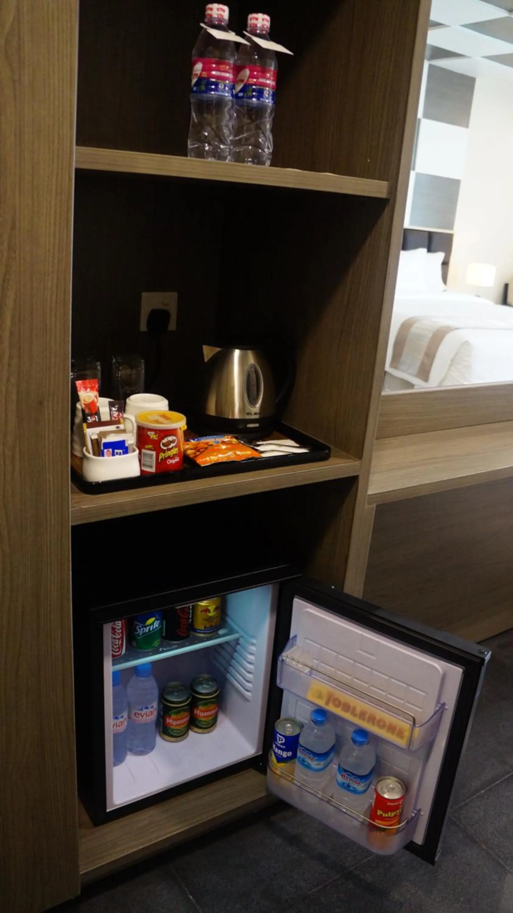 Coffee/tea facilities, Bed in Hotel Parami