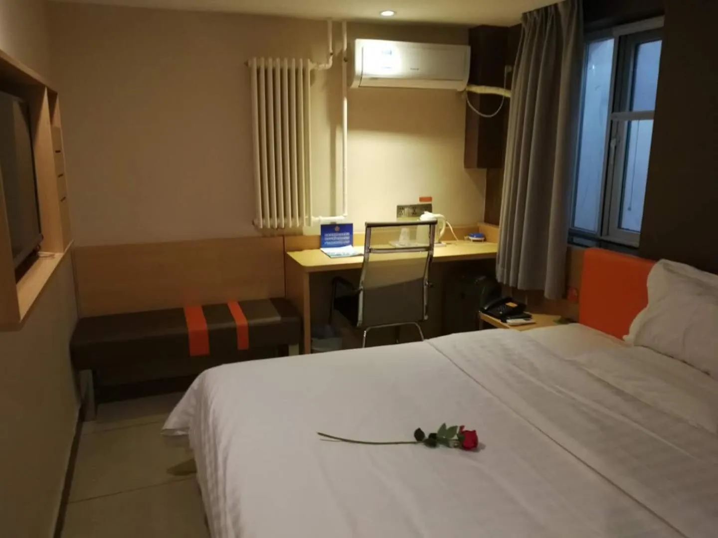 Photo of the whole room, Bed in 7Days Premium Beijing Dongzhimen Airport Express Station