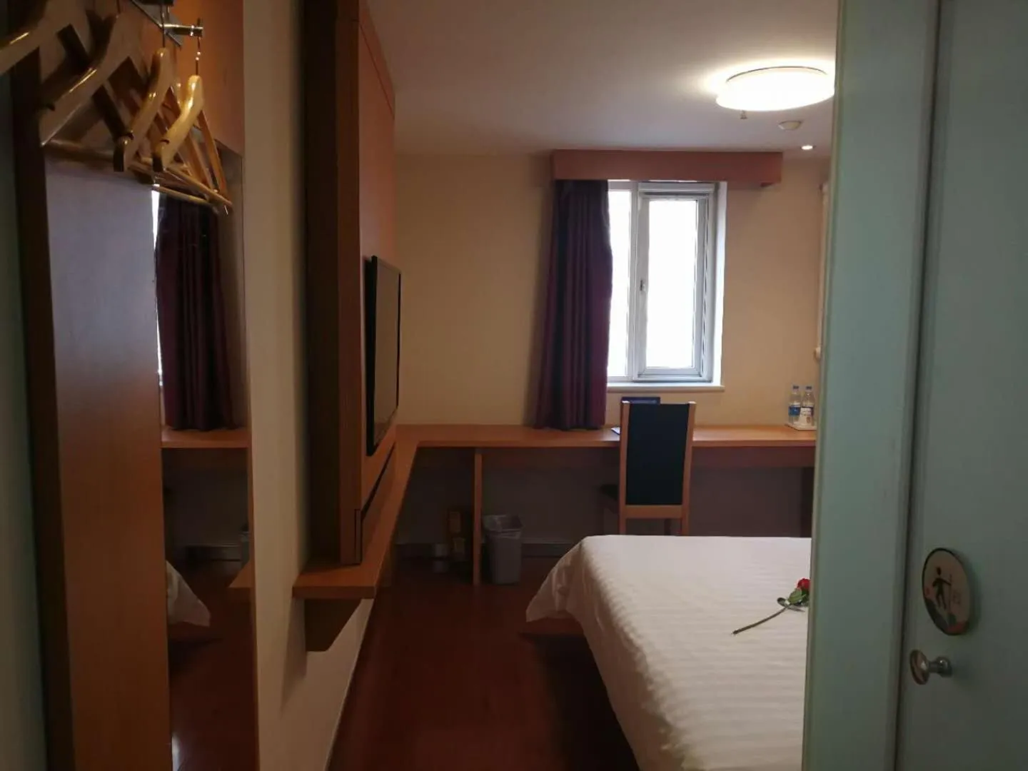 Decorative detail, Bed in 7Days Premium Beijing Dongzhimen Airport Express Station