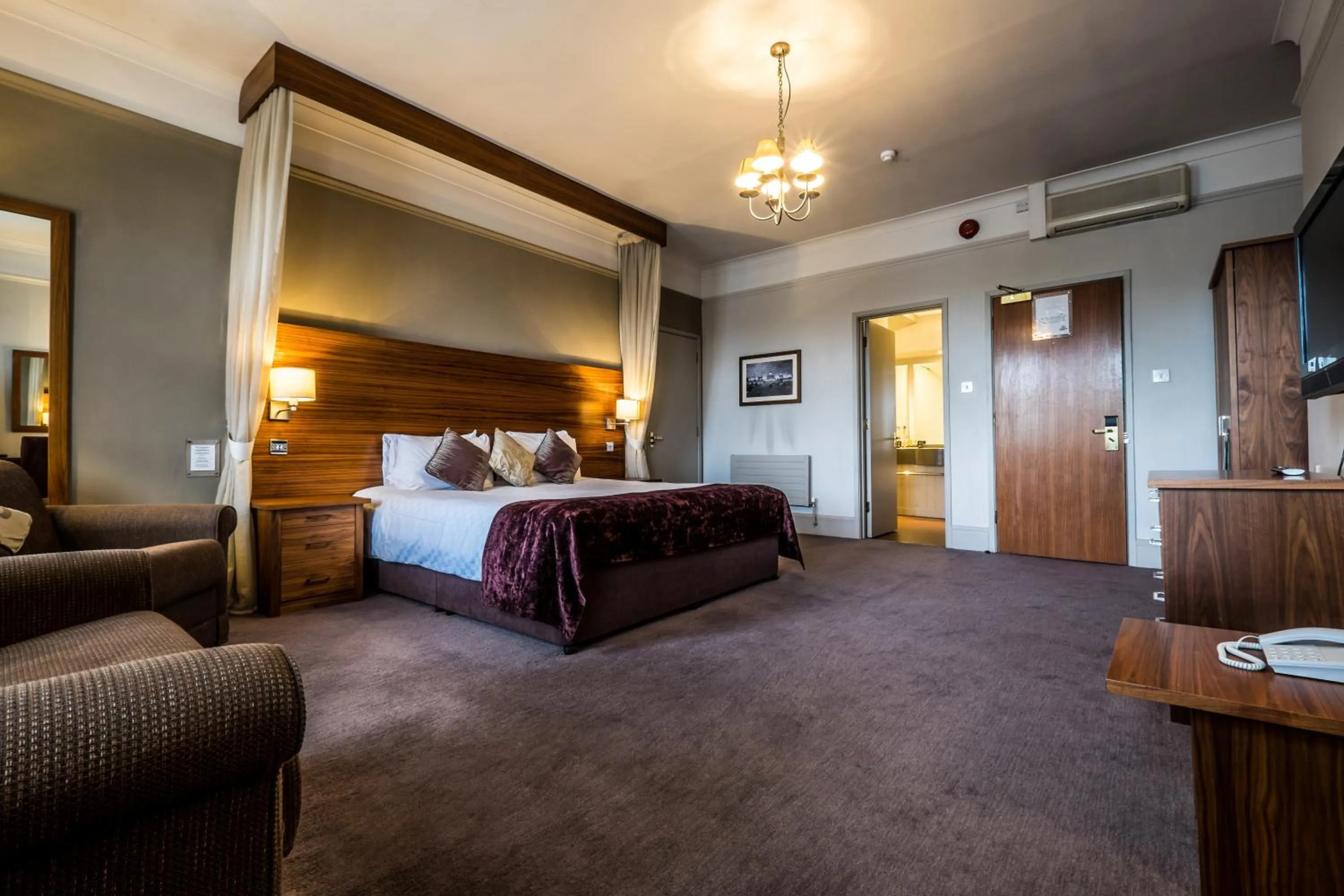 Photo of the whole room, Bed in Bridge Hotel
