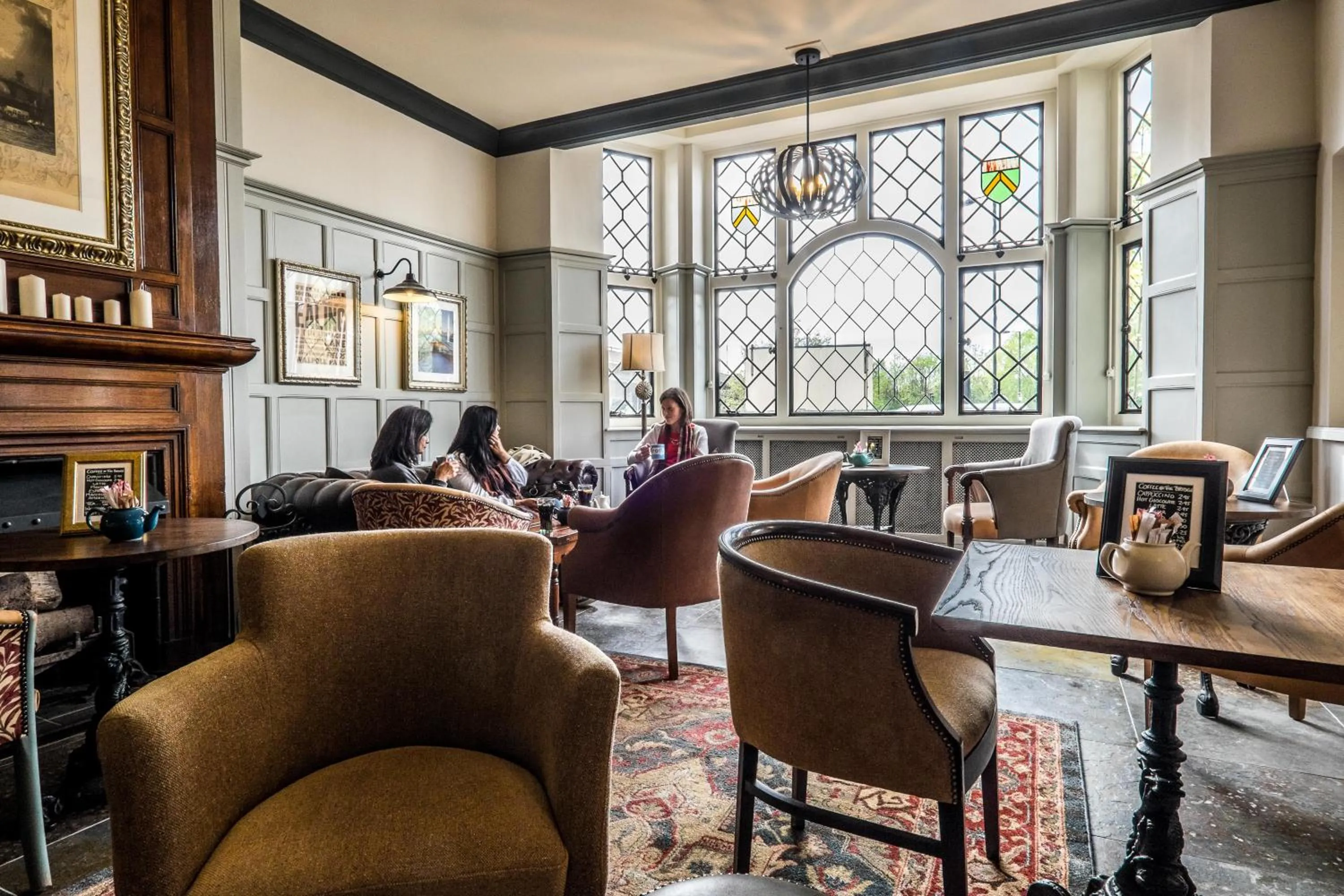 Communal lounge/ TV room in Bridge Hotel