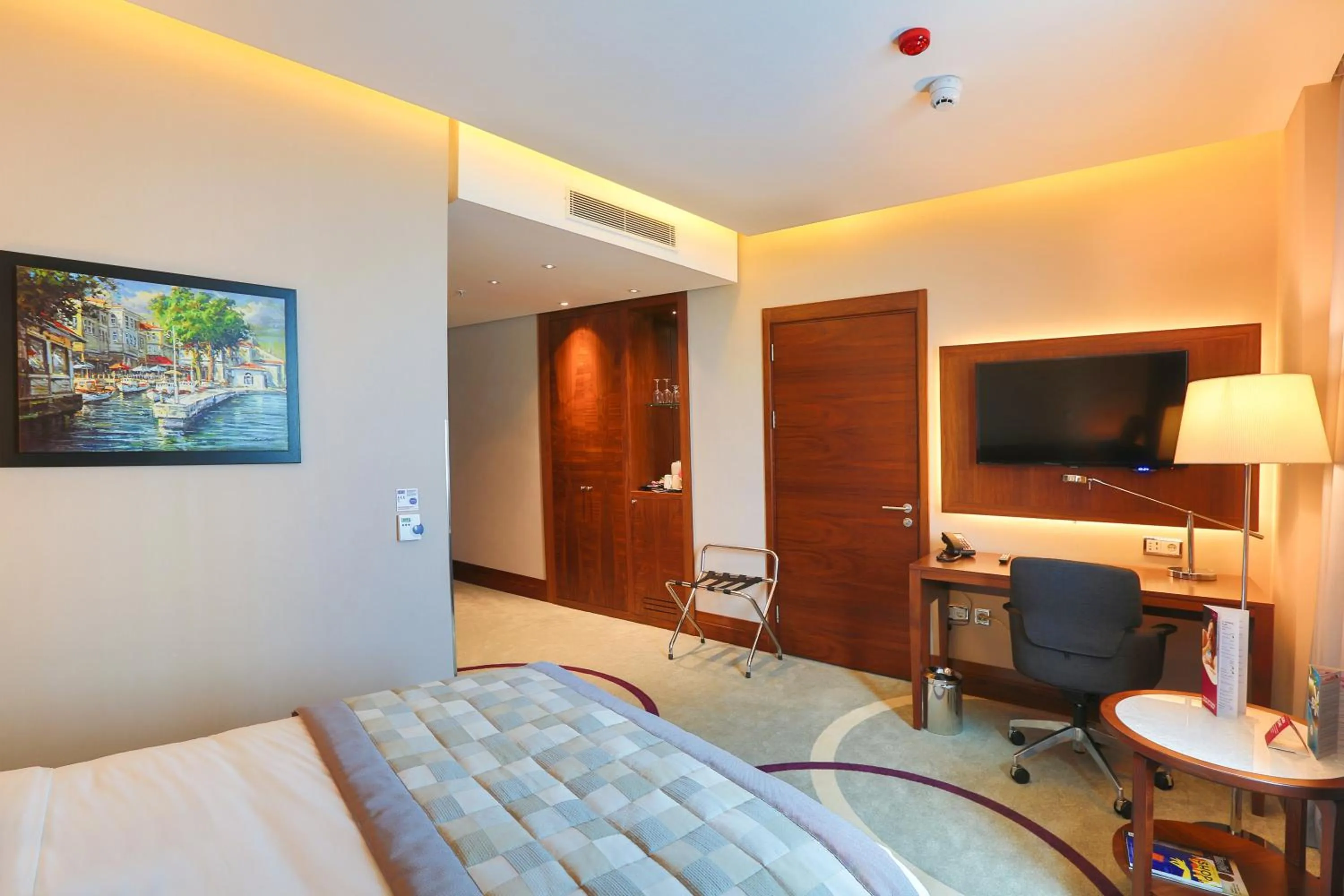 Photo of the whole room, Bed in Crowne Plaza Istanbul Oryapark by IHG