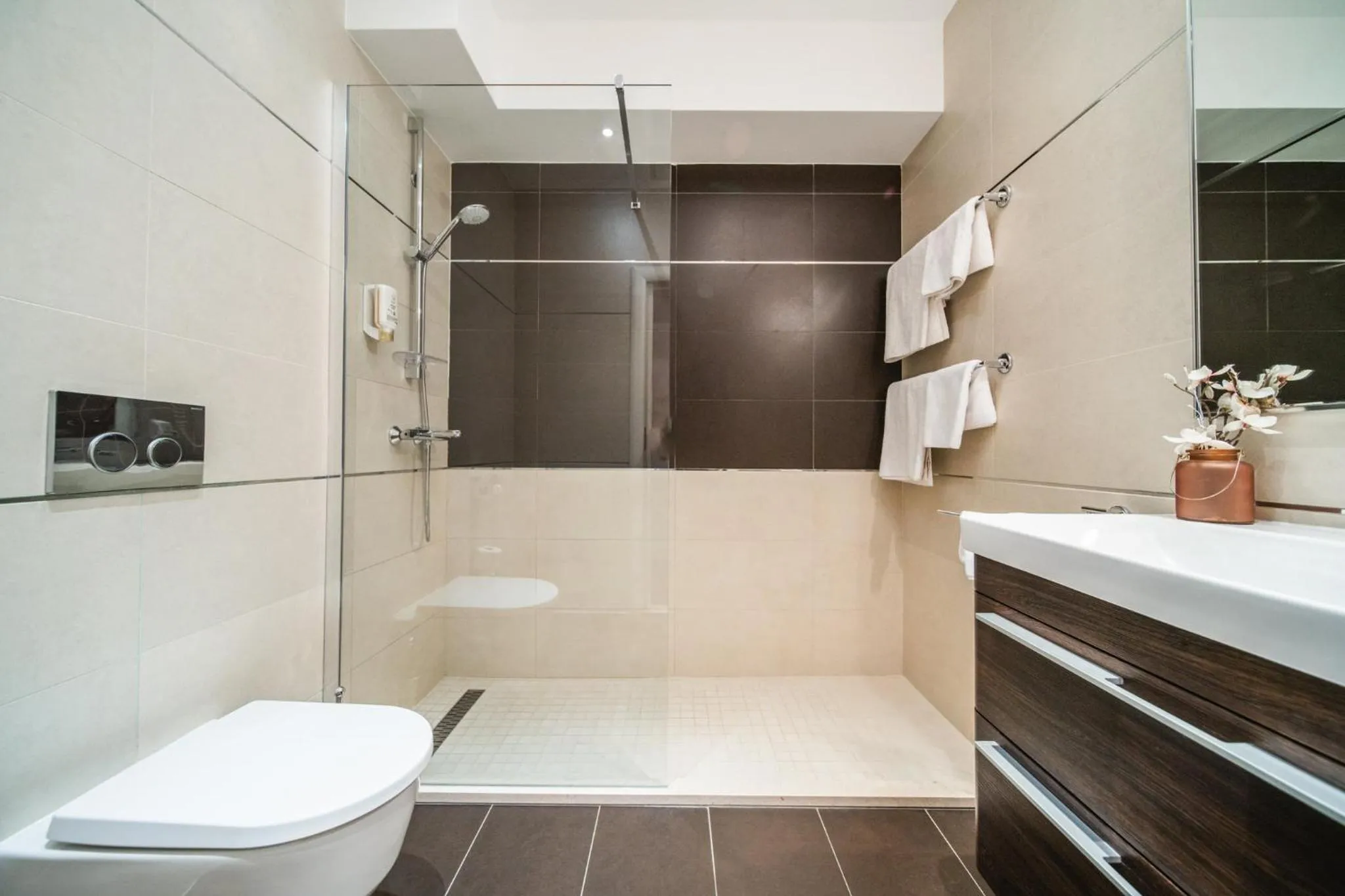 Shower in Celenga Apartments with free offsite parking