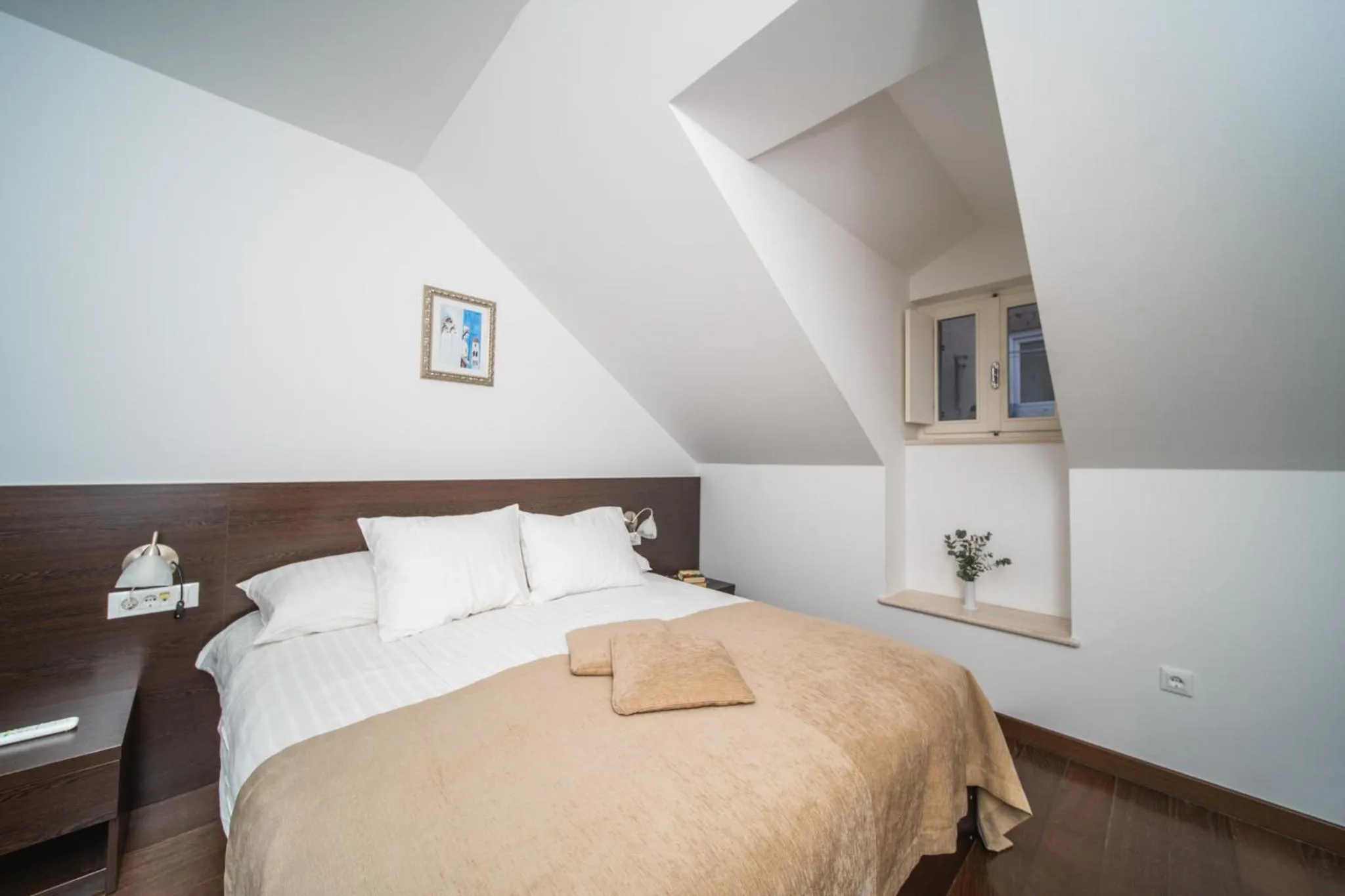 Bedroom, Bed in Celenga Apartments with free offsite parking