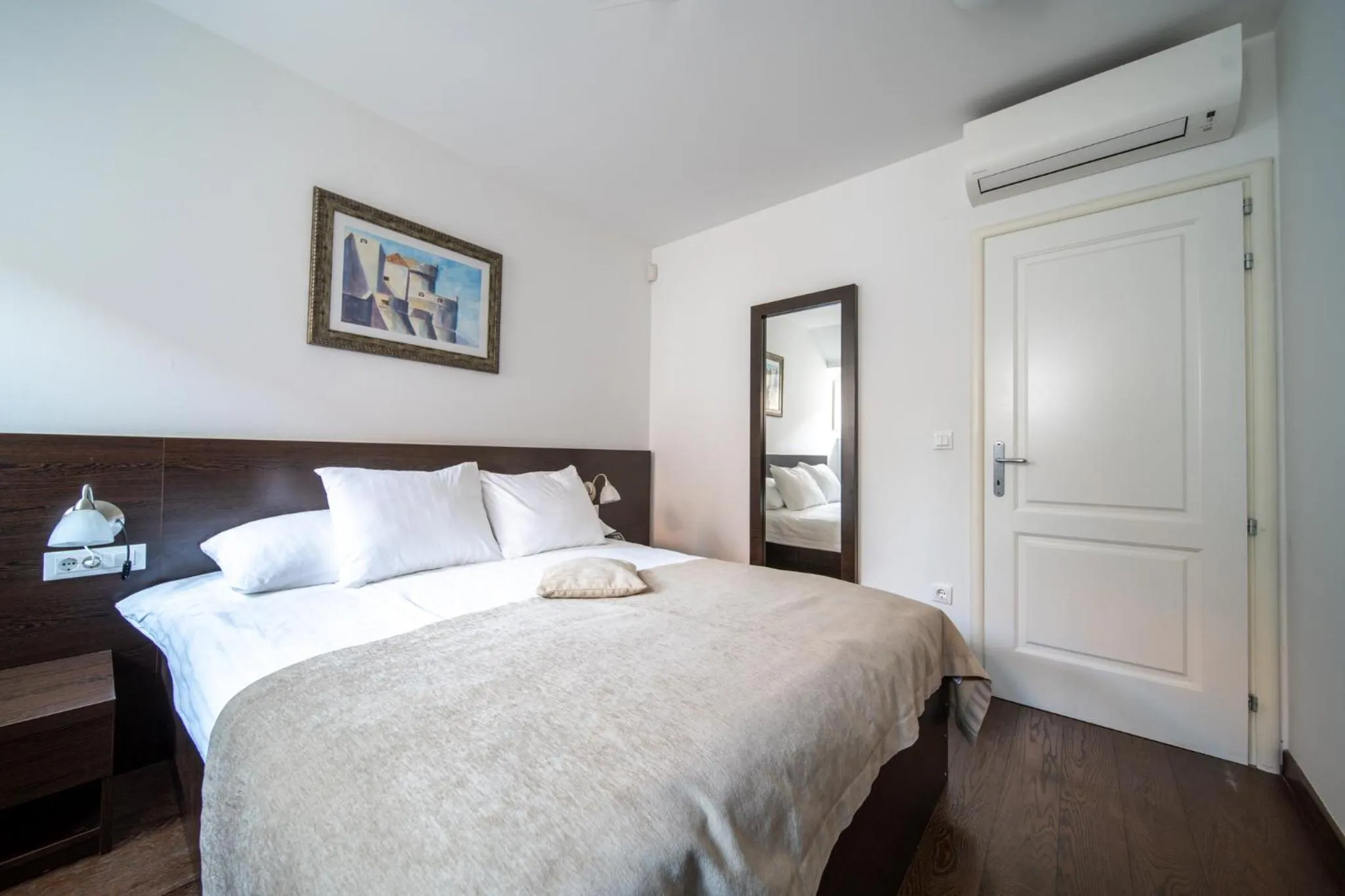 Bedroom, Bed in Celenga Apartments with free offsite parking