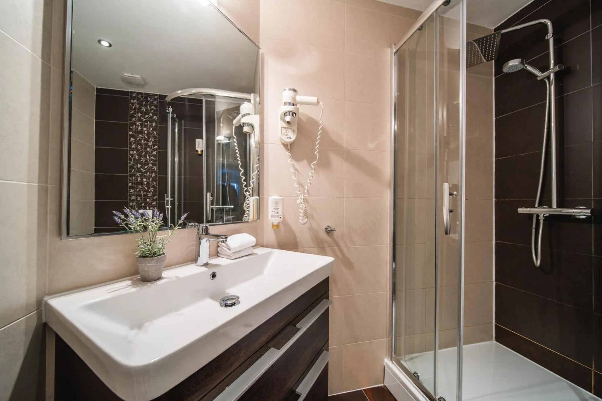 Shower in Celenga Apartments with free offsite parking