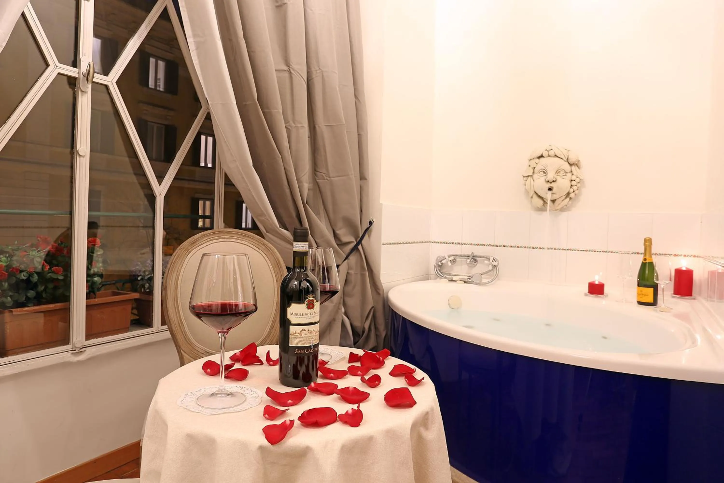 Hot Tub in Liberty Rome Suites - Liberty Collection