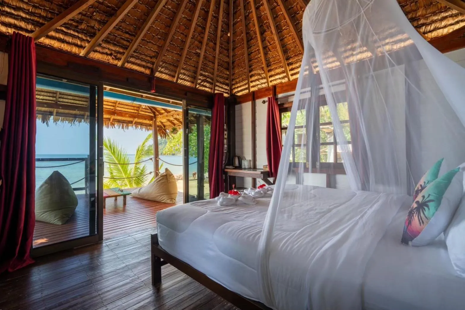 Photo of the whole room, Bed in Koh Pu Sea View Beach Resort