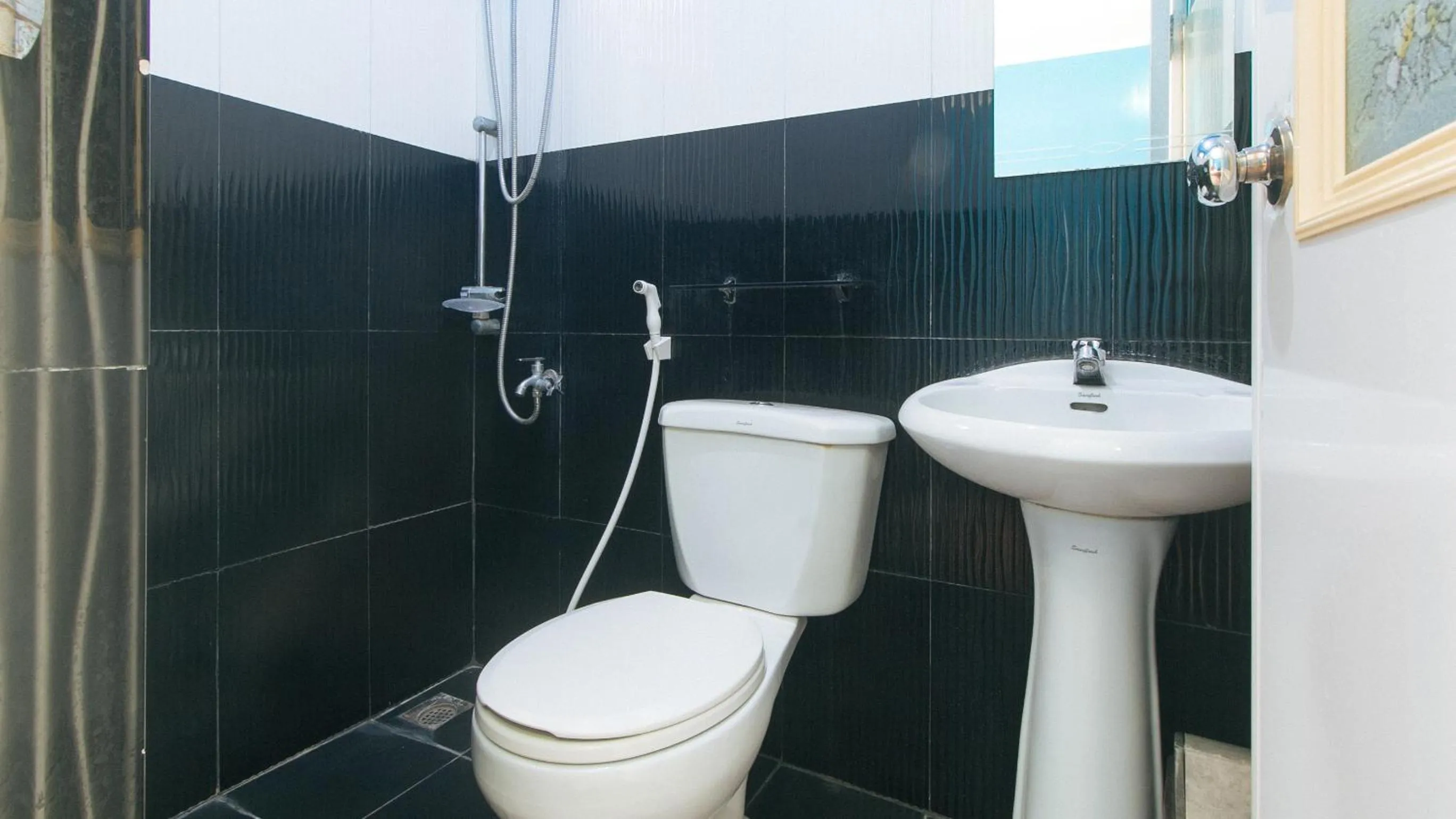 Shower in Zids Island Emprise Beach House