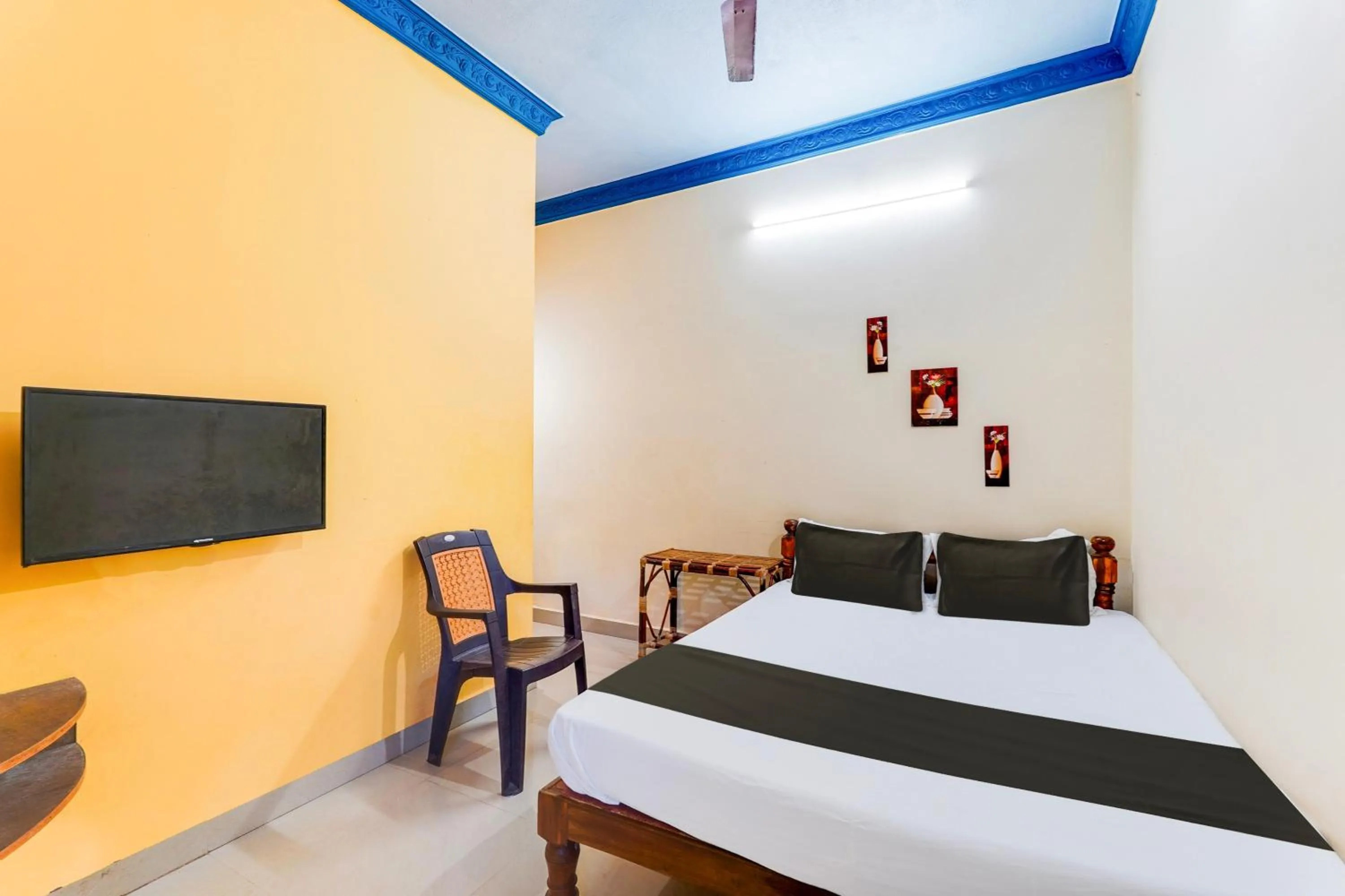 Bedroom, Bed in Hotel O Raghul Residency