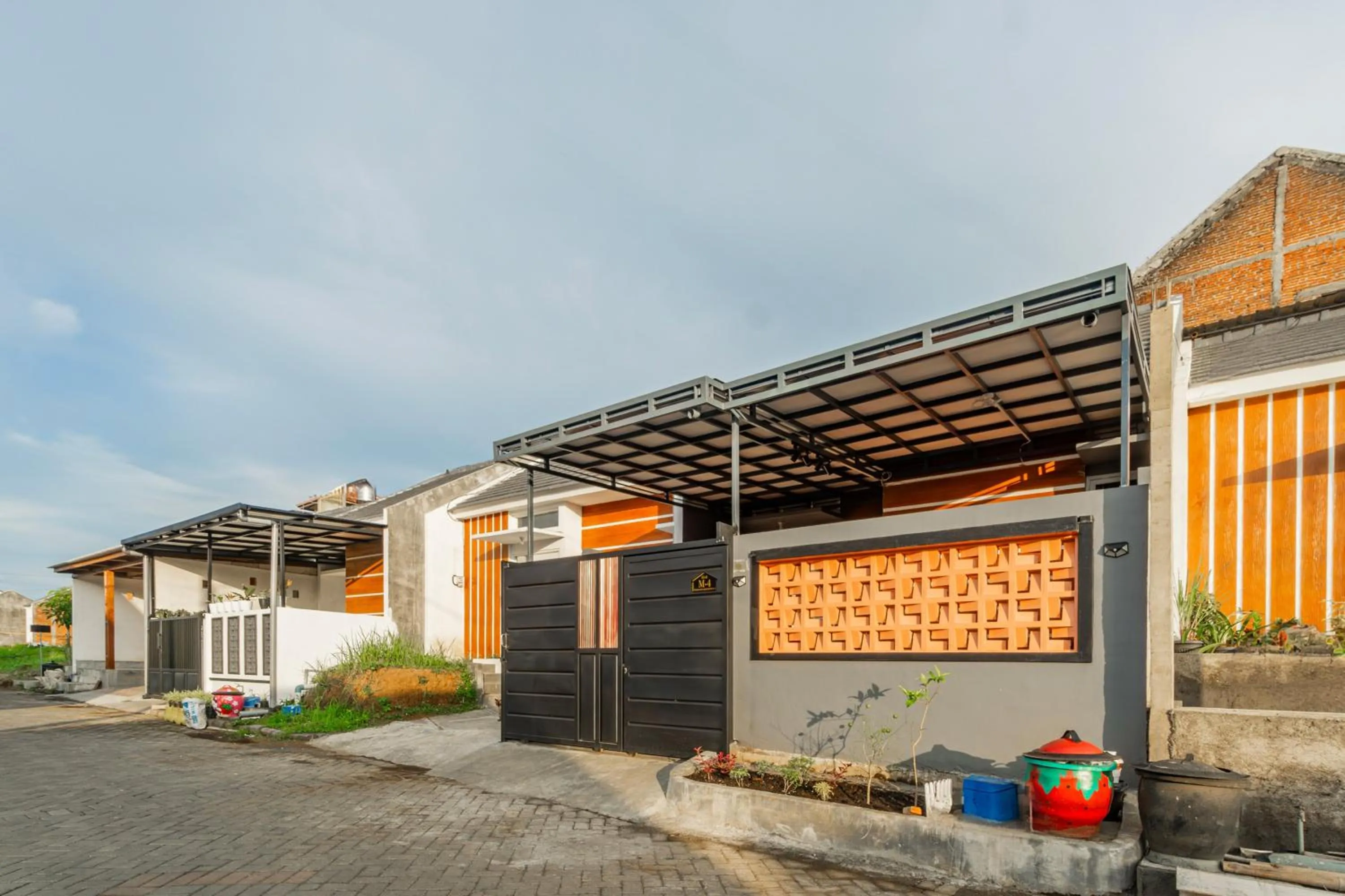 Facade/entrance in Hotel O Bidara Guest House Syariah