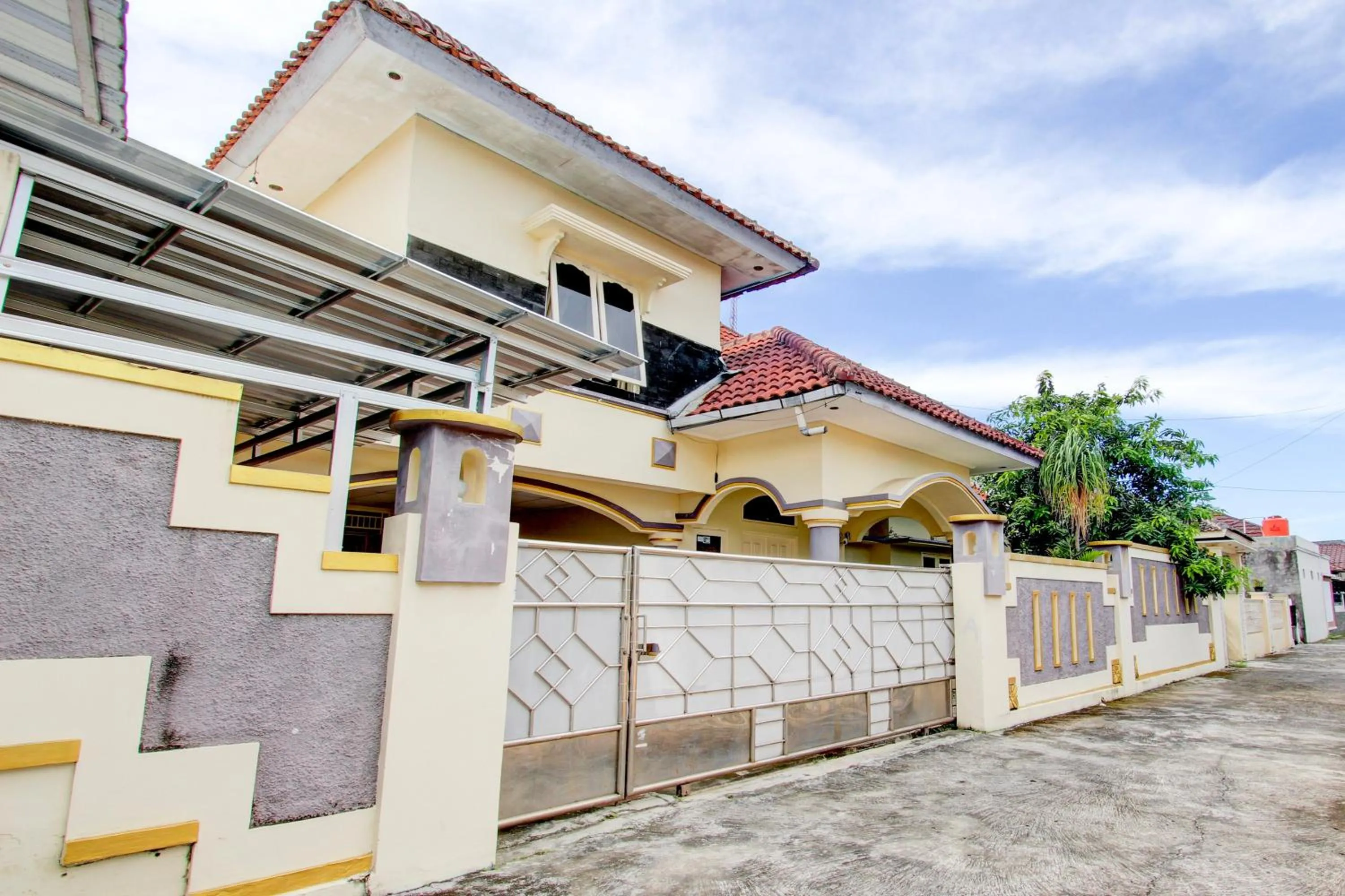 Facade/entrance in Hotel O Kenzie Bunkbed Syariah