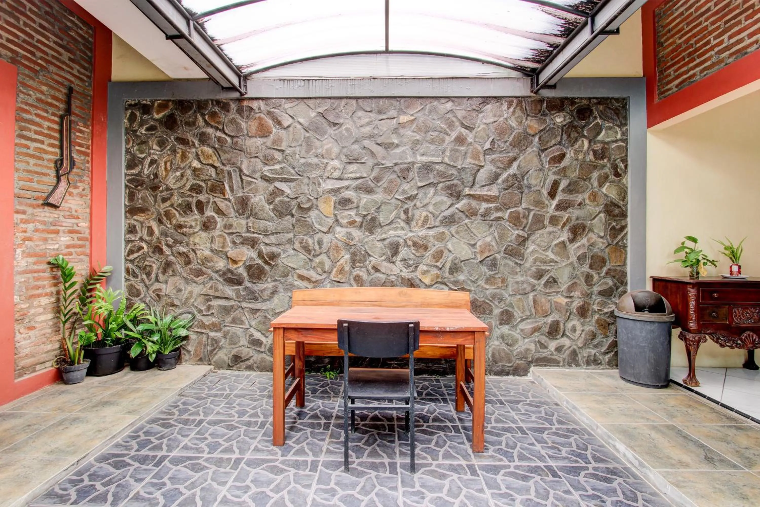 Lobby or reception in Capital O 93716 Family Guesthouse Syariah