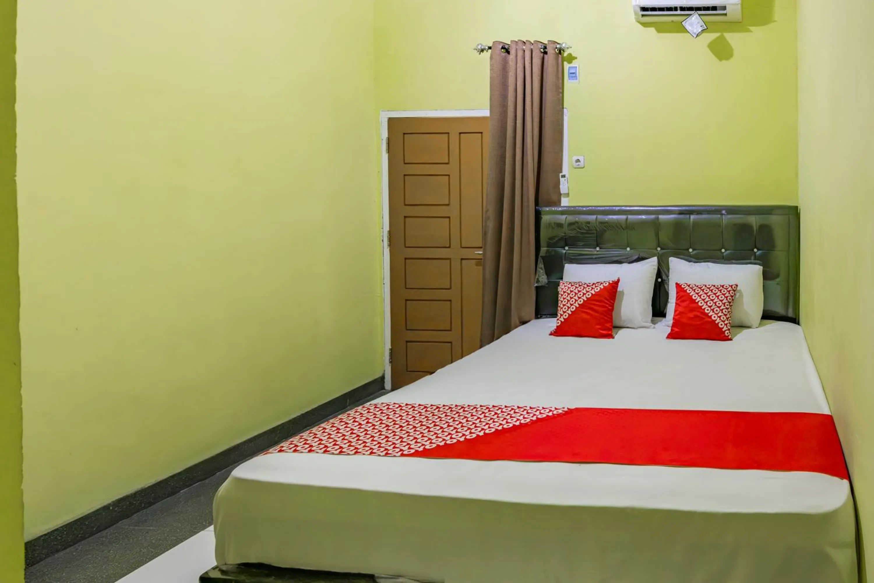 Bedroom, Bed in Hotel O Guest House Gembul Syariah