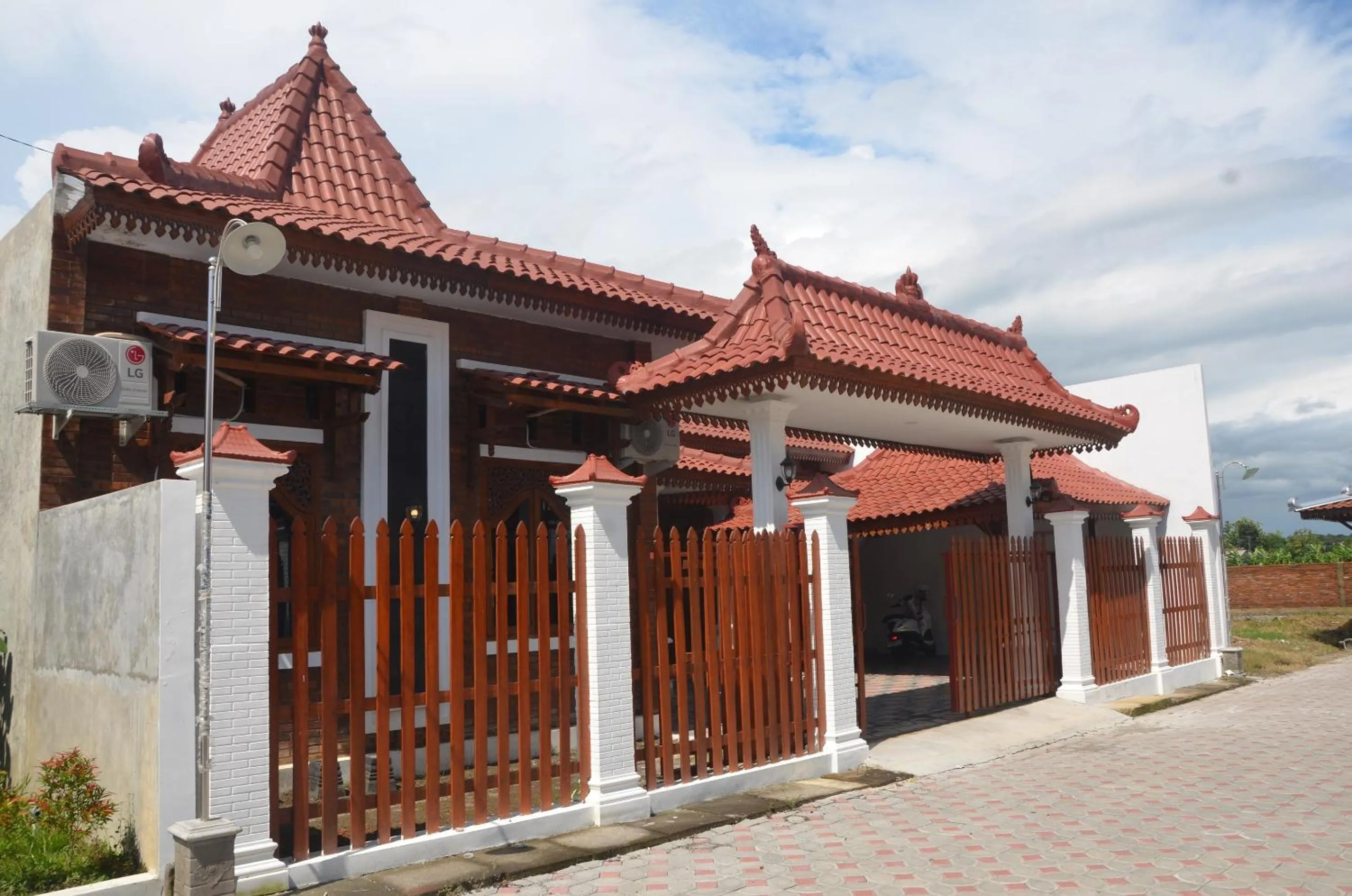 Facade/entrance in Capital O 93719 Homestay Omah Bidadari