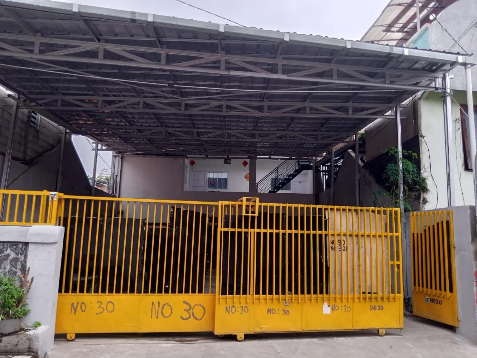 Facade/entrance in Capital O 93728 Guest House Cemara