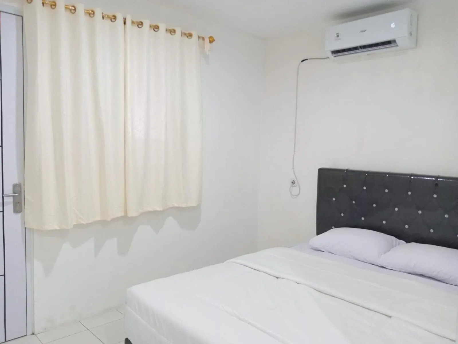 Bedroom in Capital O 93728 Guest House Cemara