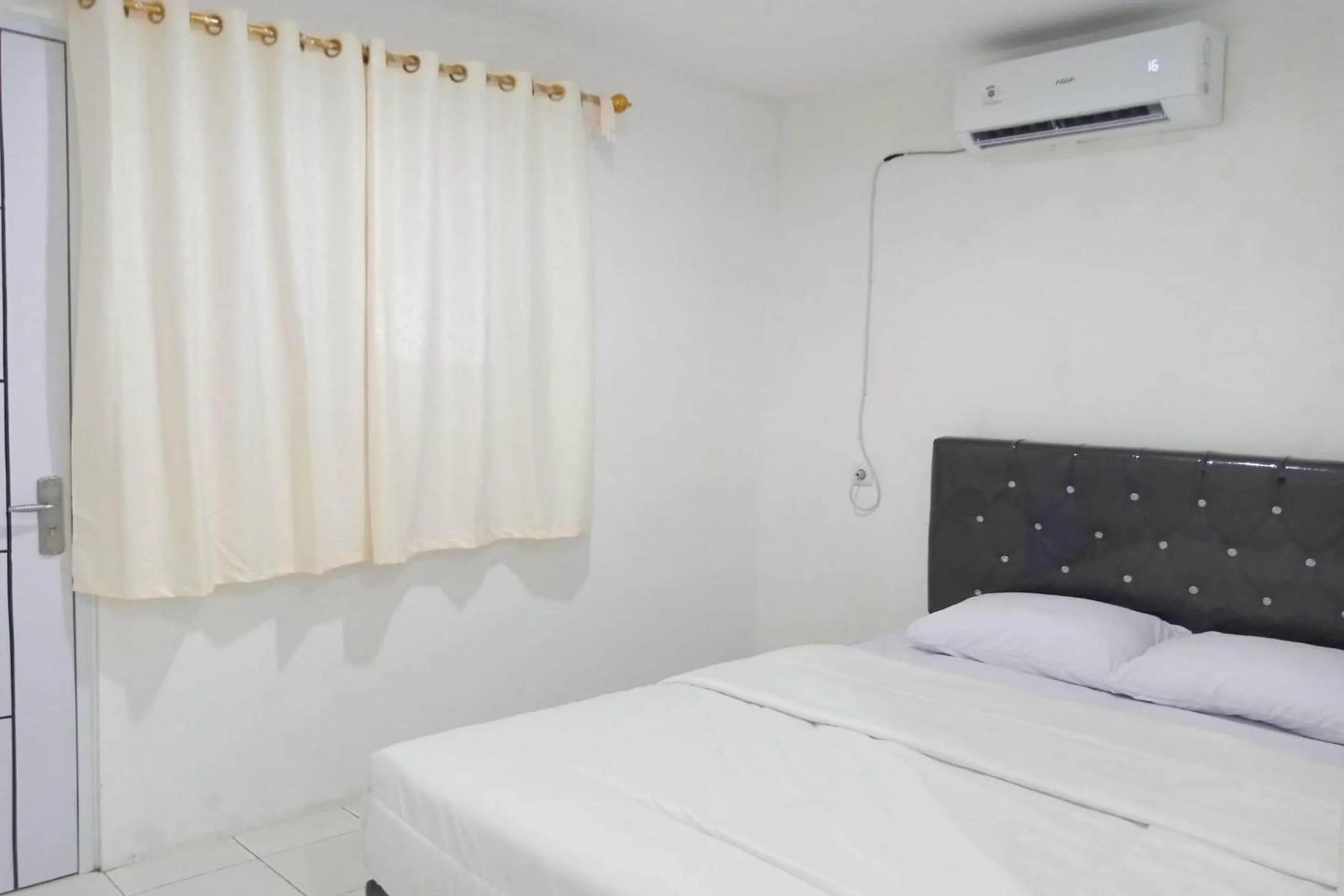 Bedroom in Capital O 93728 Guest House Cemara