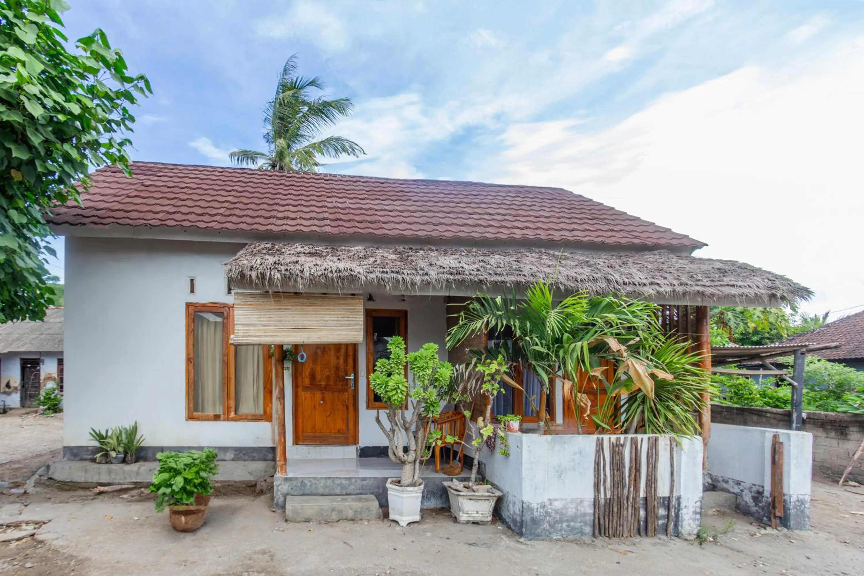 Facade/entrance in OYO 93729 Radesa Family Homestay