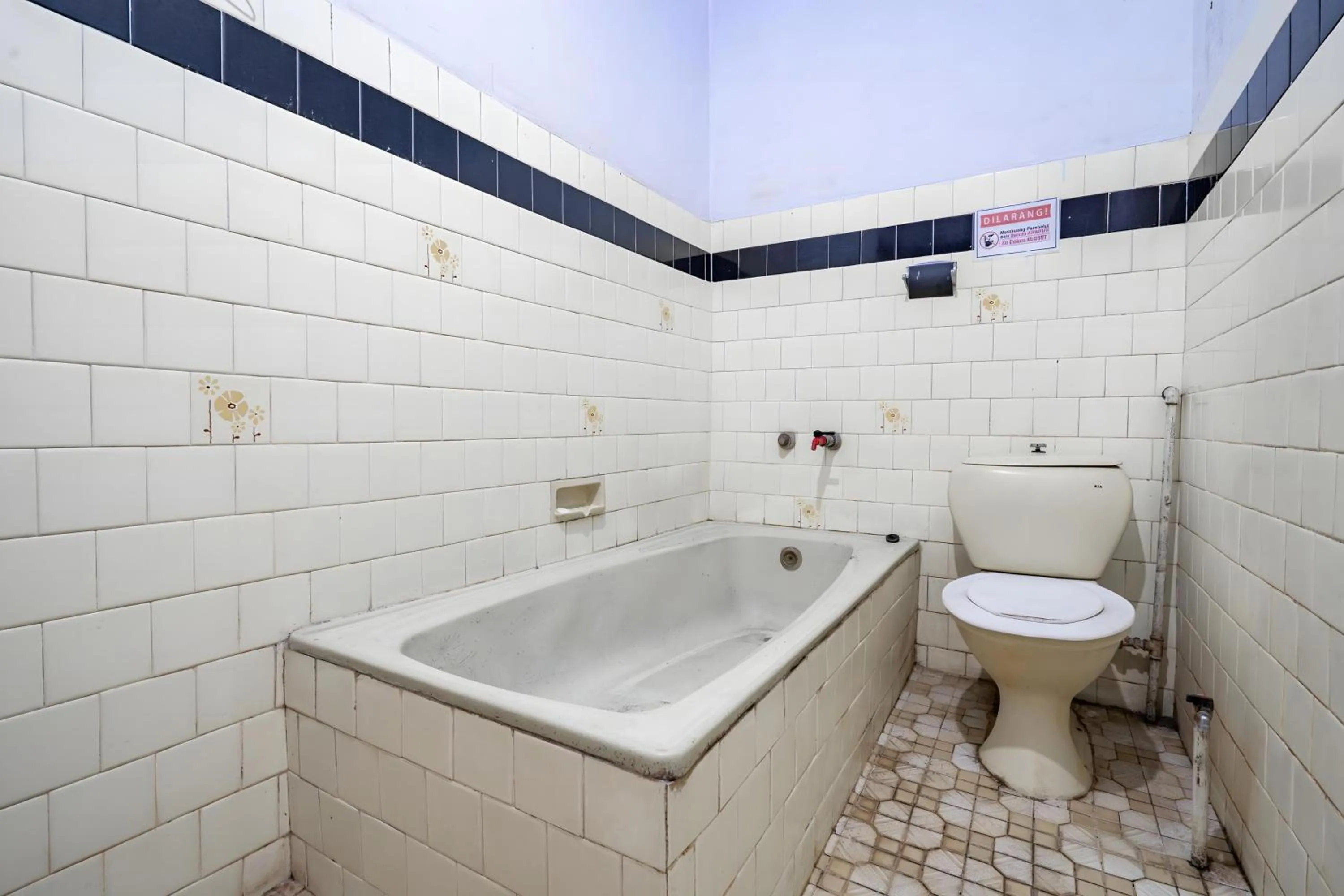 Bathroom in Capital O 93733 Hotel Linggarjati Kuningan