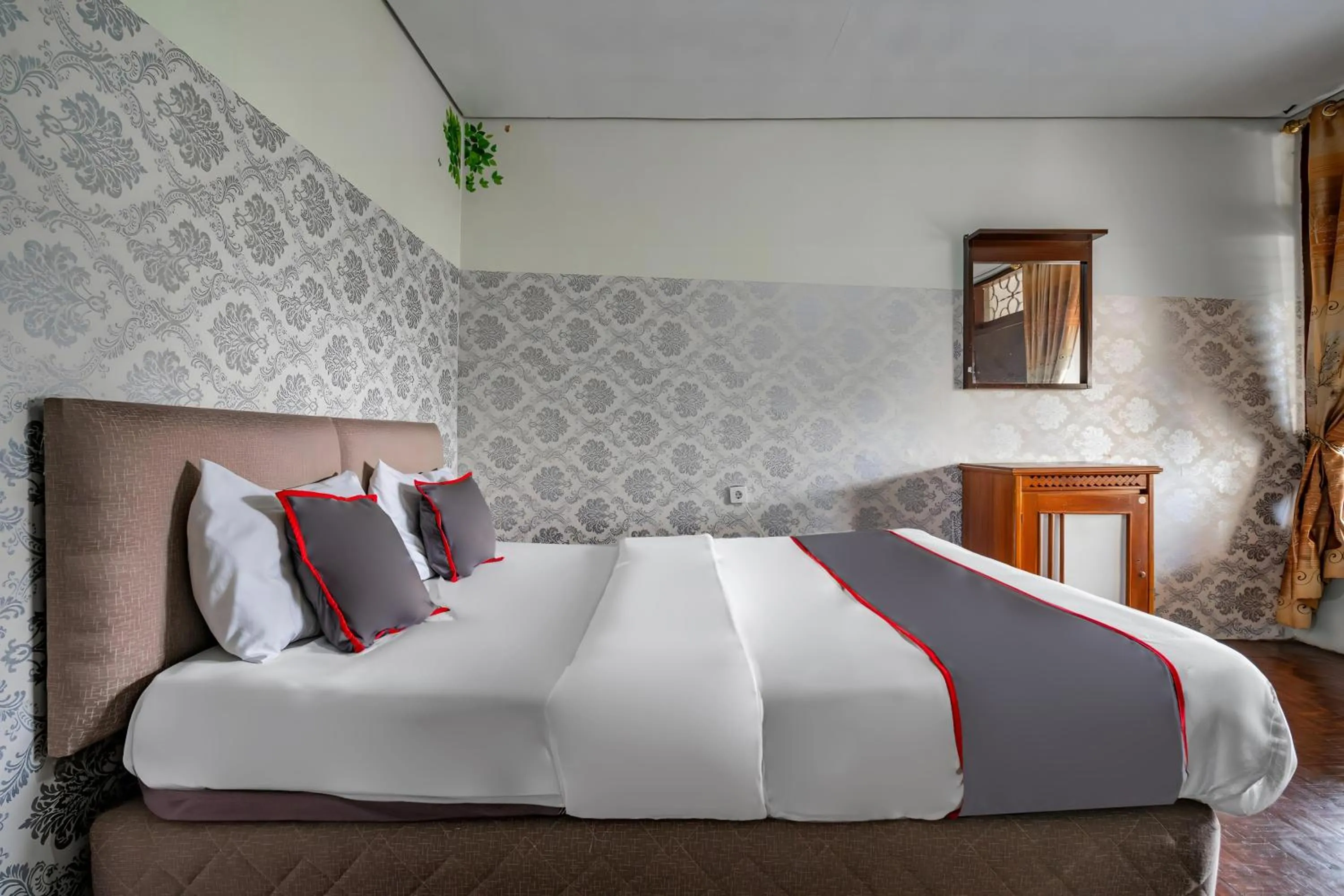 Bedroom, Bed in Capital O 93733 Hotel Linggarjati Kuningan