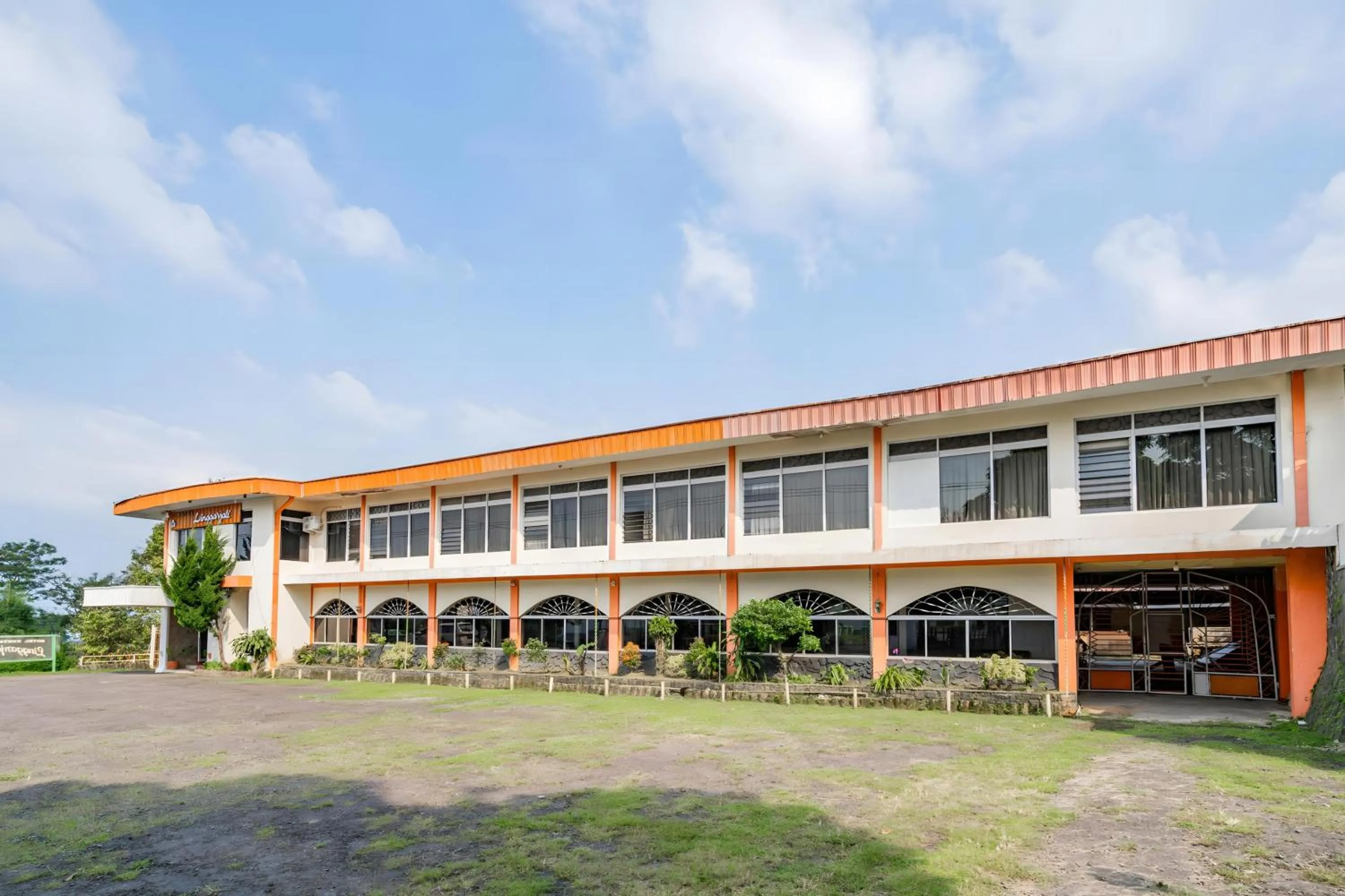 Facade/entrance in Capital O 93733 Hotel Linggarjati Kuningan