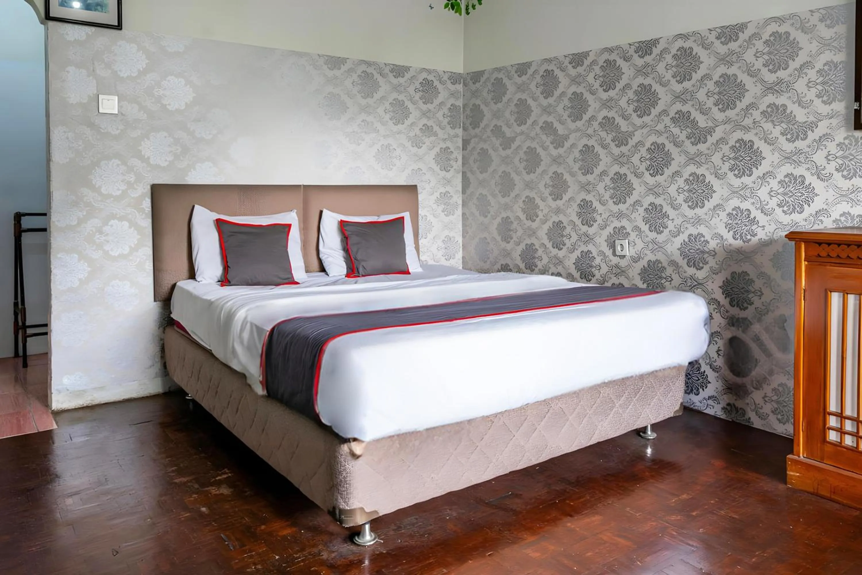 Bedroom, Bed in Capital O 93733 Hotel Linggarjati Kuningan