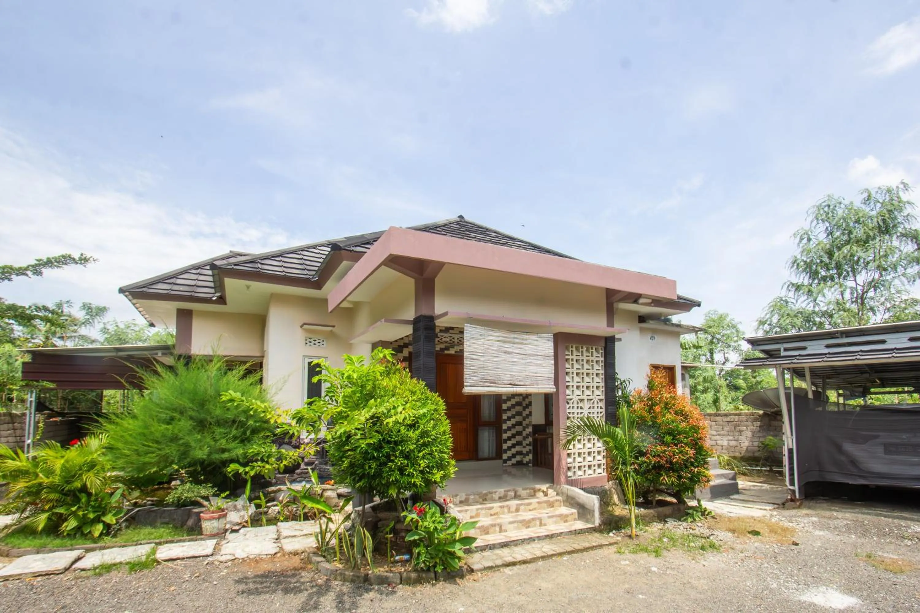 Facade/entrance in OYO 93737 Bale Oyan Homestay