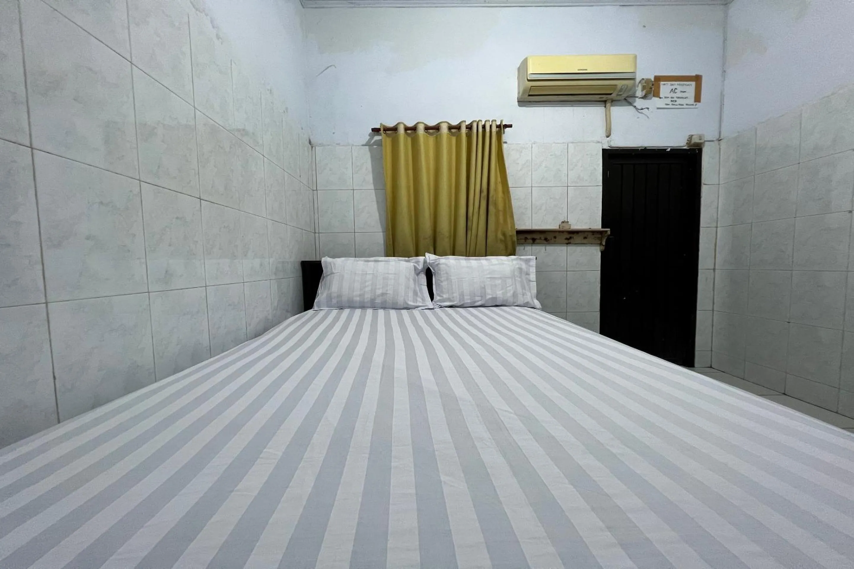 Bedroom, Bed in Hotel O Rafira Losmen NearYani Heahlerr