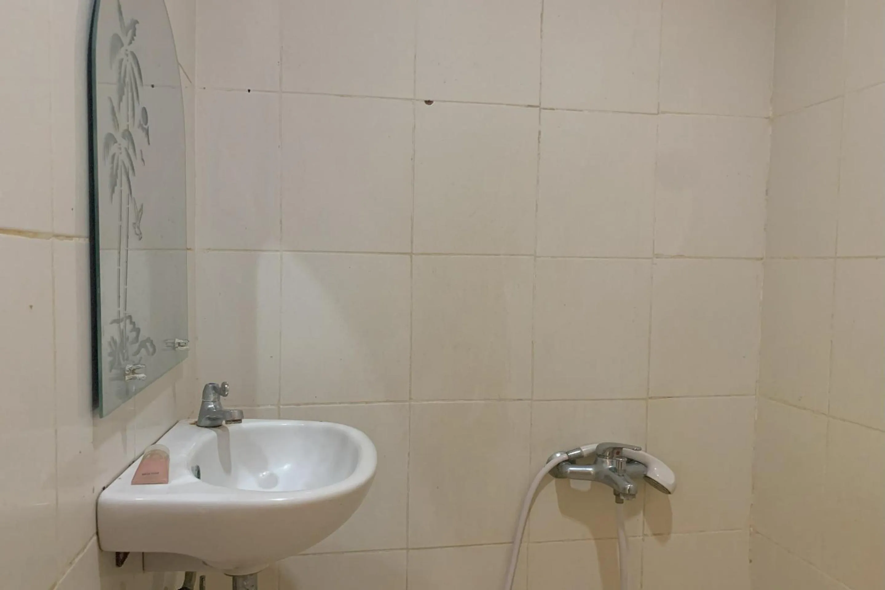 Bathroom in Hotel O Rafira Losmen NearYani Heahlerr