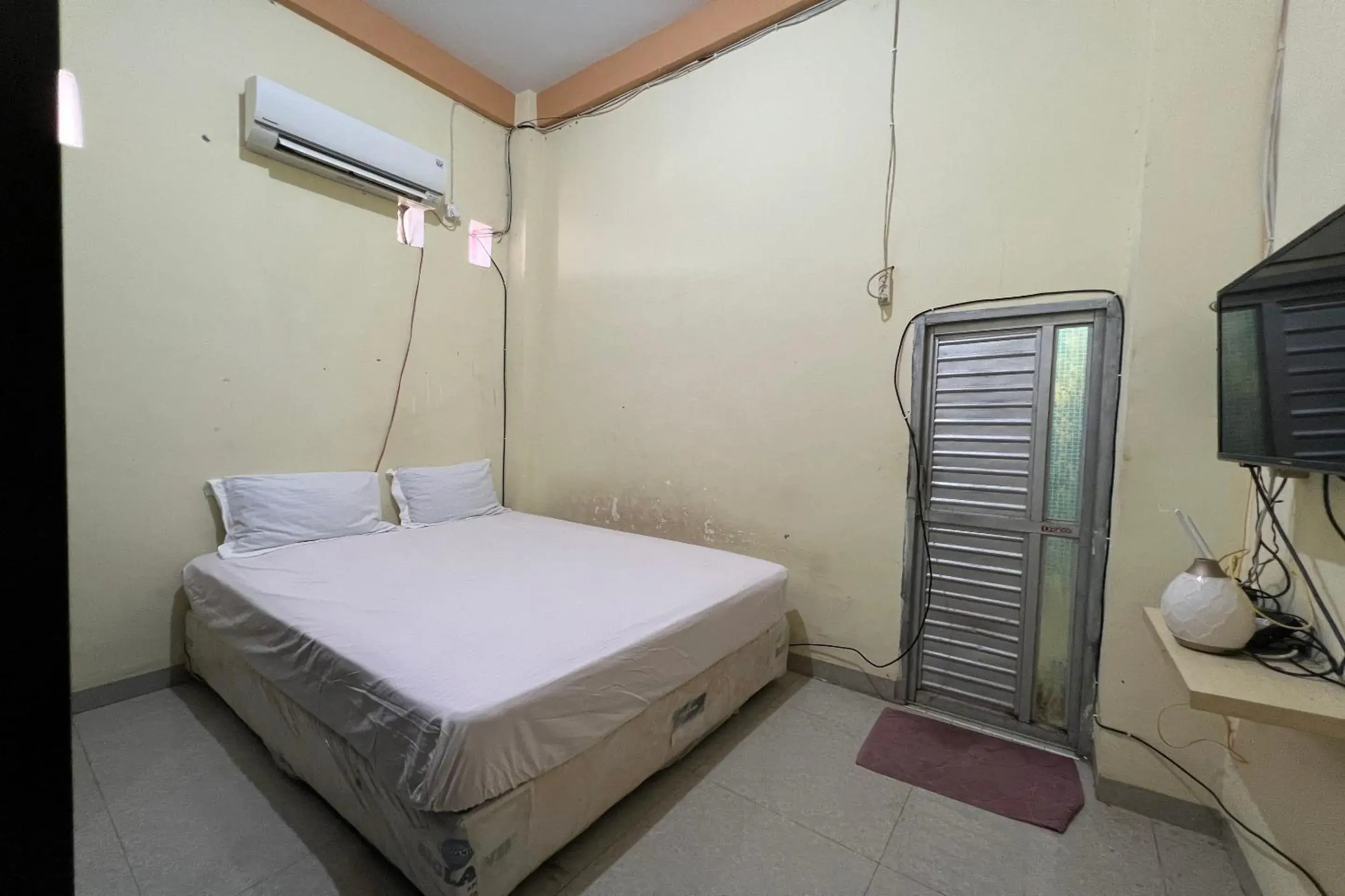 Standard Double Room in OYO 93756 Qq Kost Near Pantai Kebesaran Beach Standard Double Room in OYO 93756 Qq Kost Near Pantai Kebesaran Beach