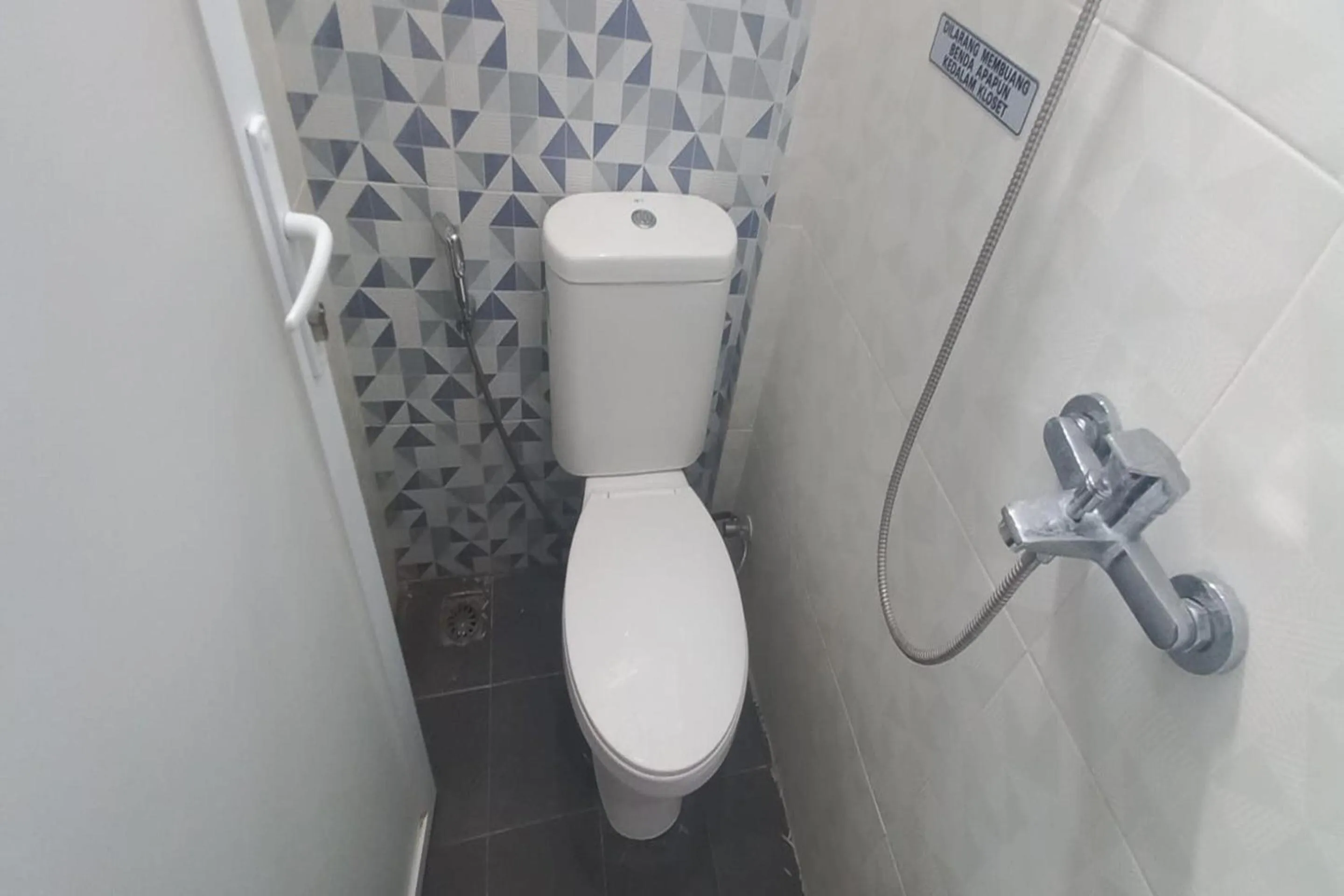 Bathroom in Hotel O Setia Budi Guest House 2