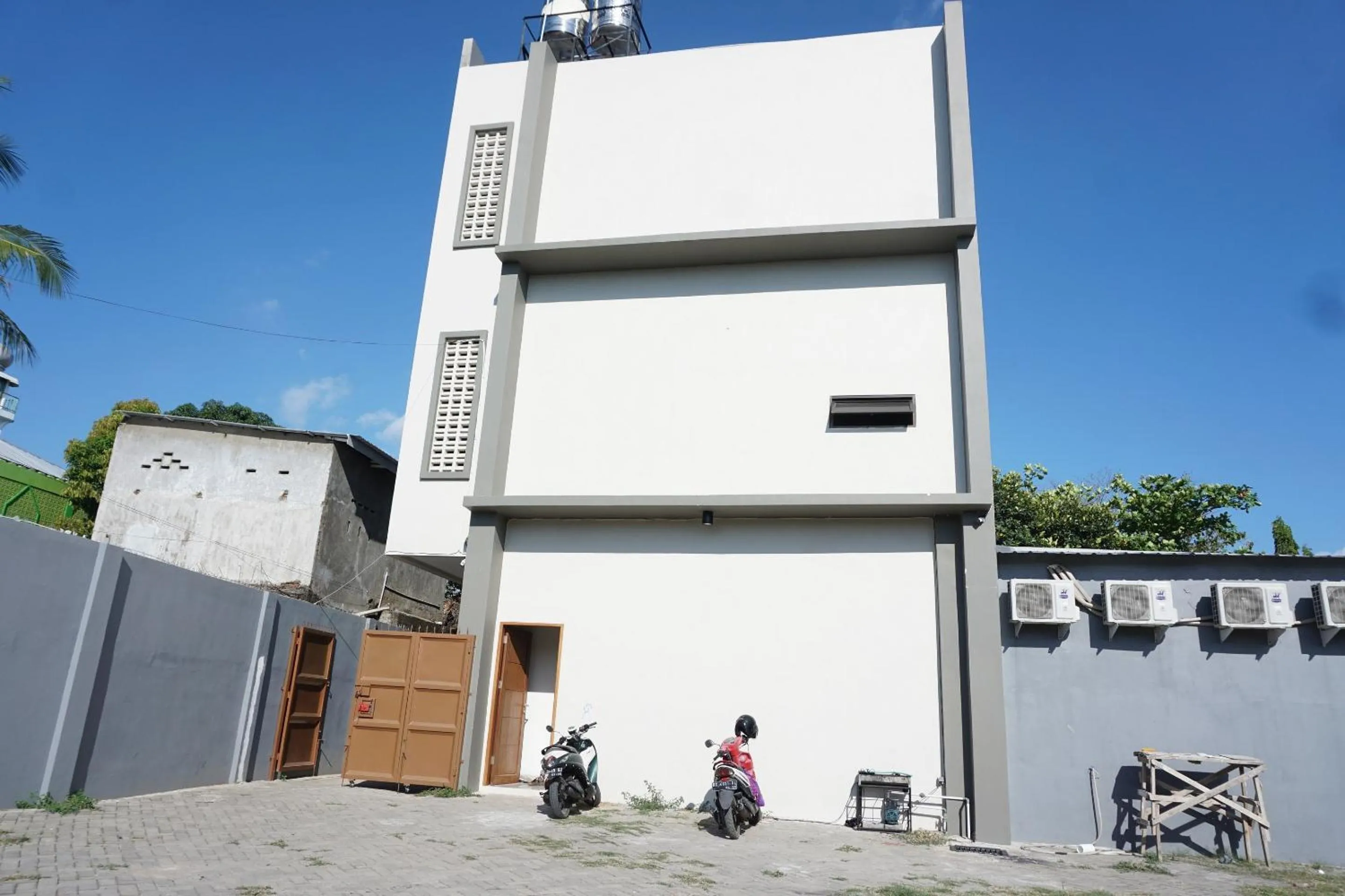 Facade/entrance in Hotel O Pondom Danu 77