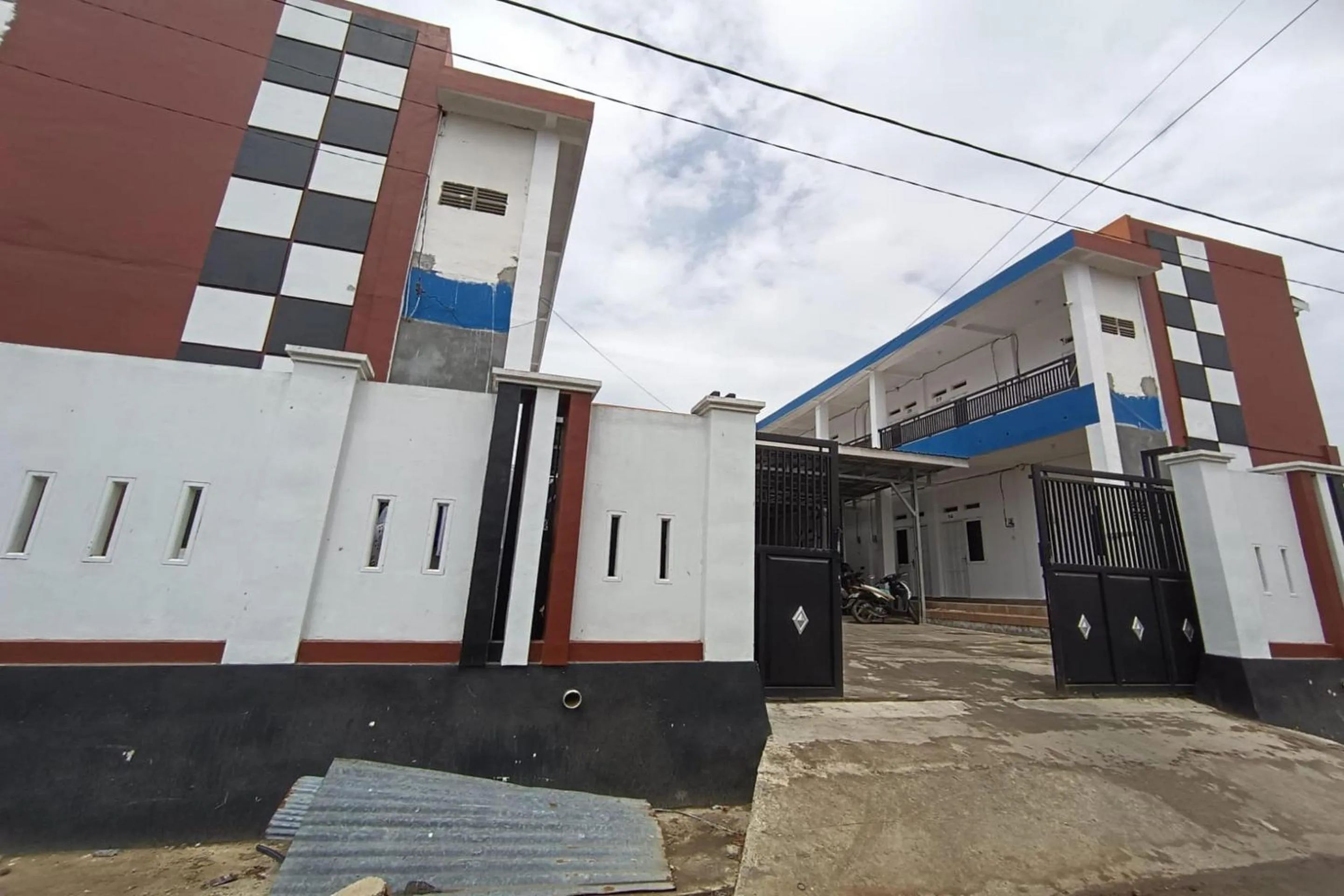 Facade/entrance in OYO 93774 Khaira Kos Dan PenginapanNearYani Heahlerr