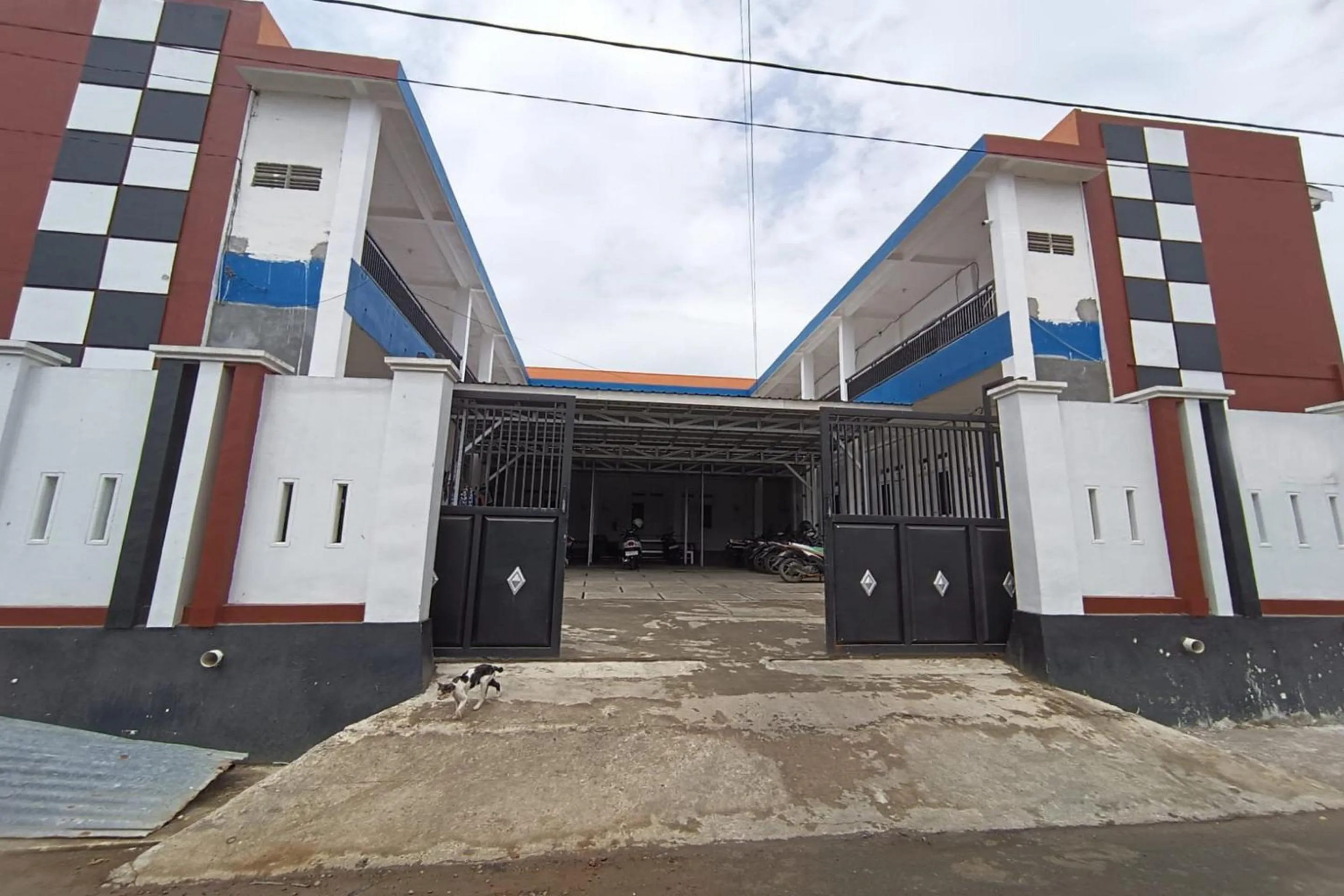 Facade/entrance in OYO 93774 Khaira Kos Dan PenginapanNearYani Heahlerr