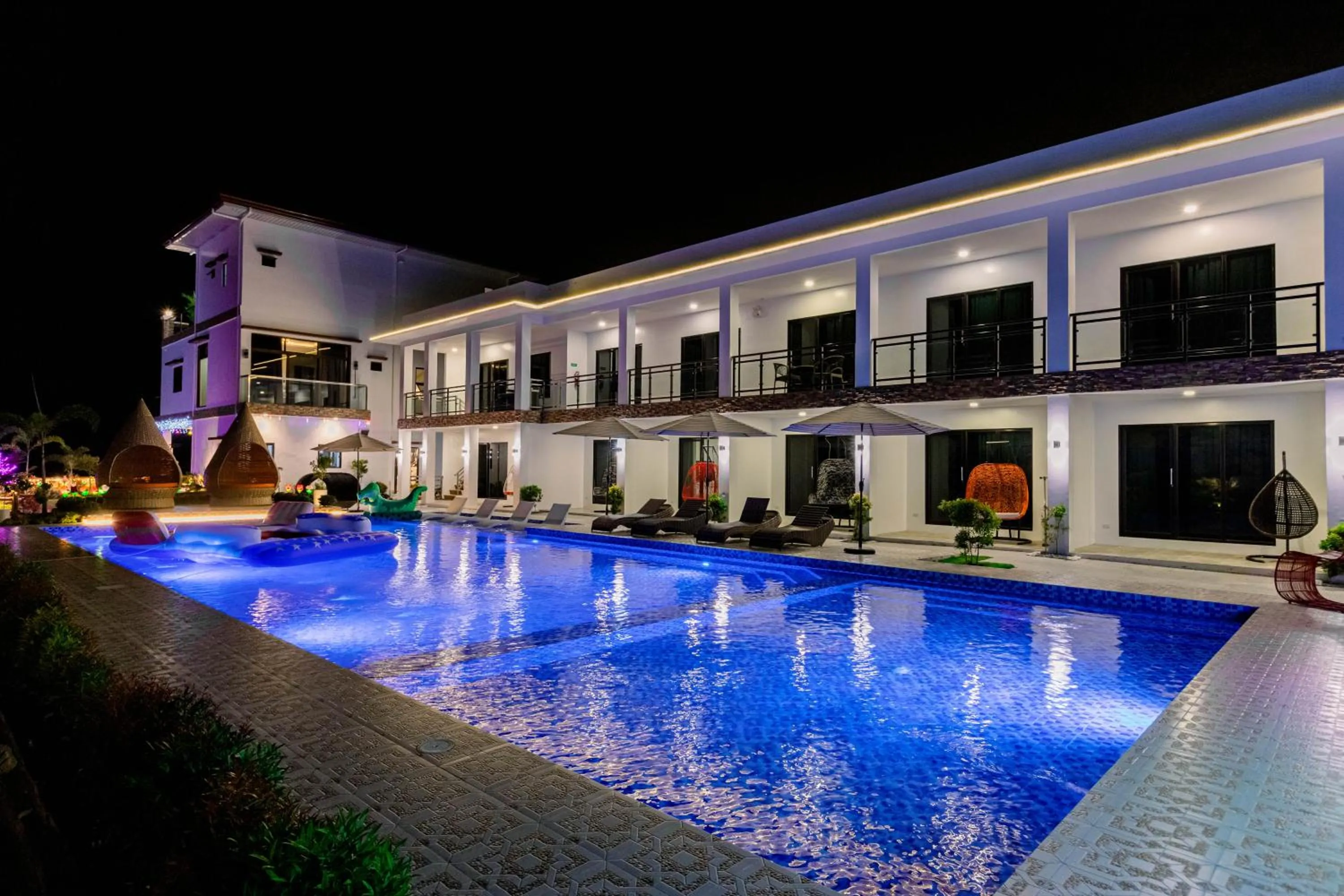 Property building in Sonrisa Resort De Playa by Hiverooms