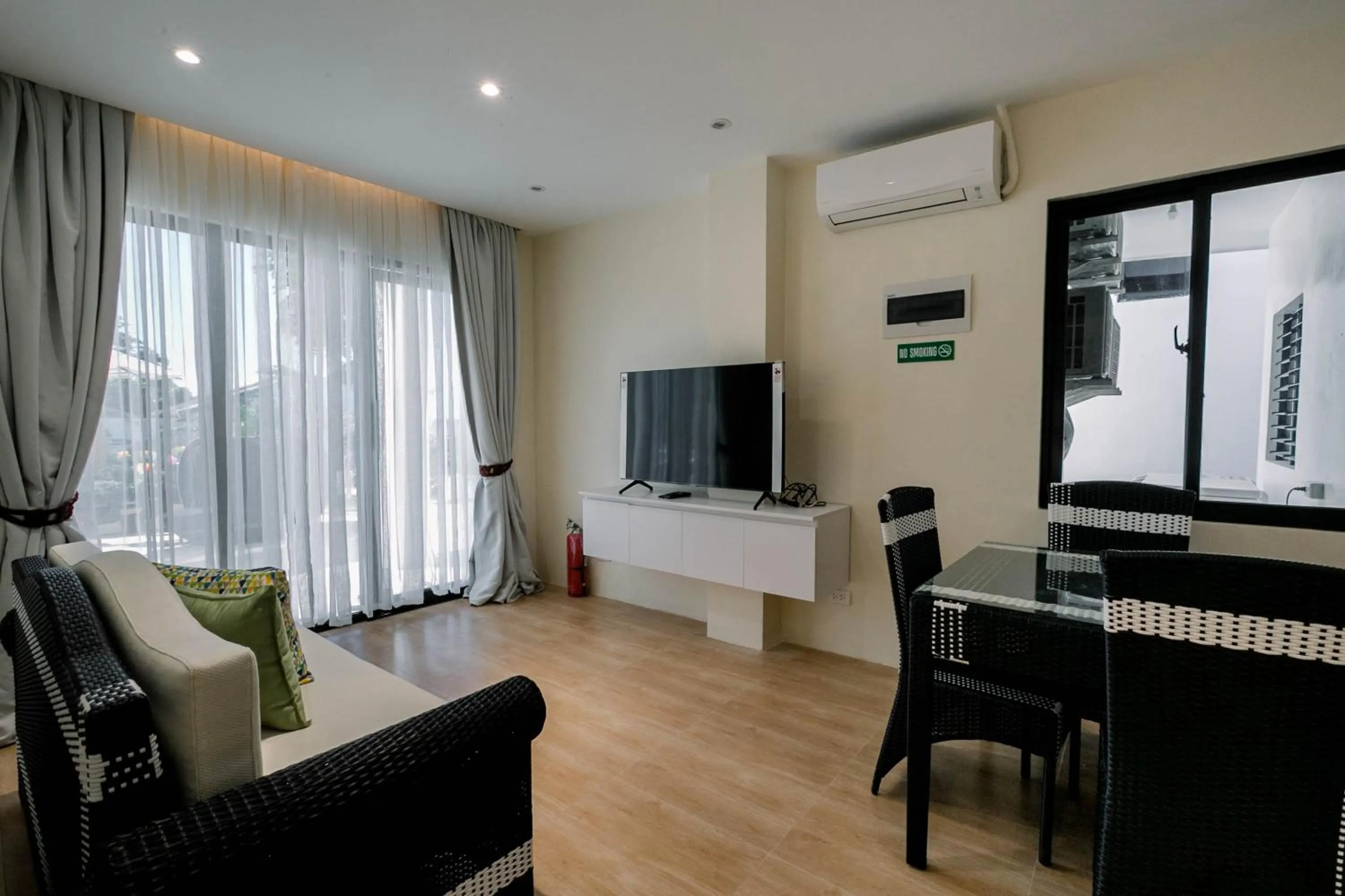 TV and multimedia in Sonrisa Resort De Playa by Hiverooms