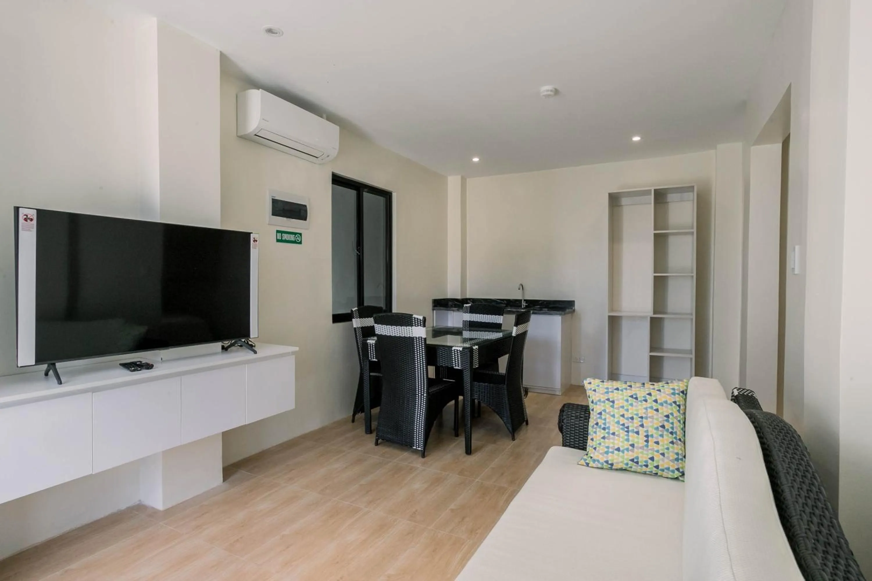 TV and multimedia in Sonrisa Resort De Playa by Hiverooms