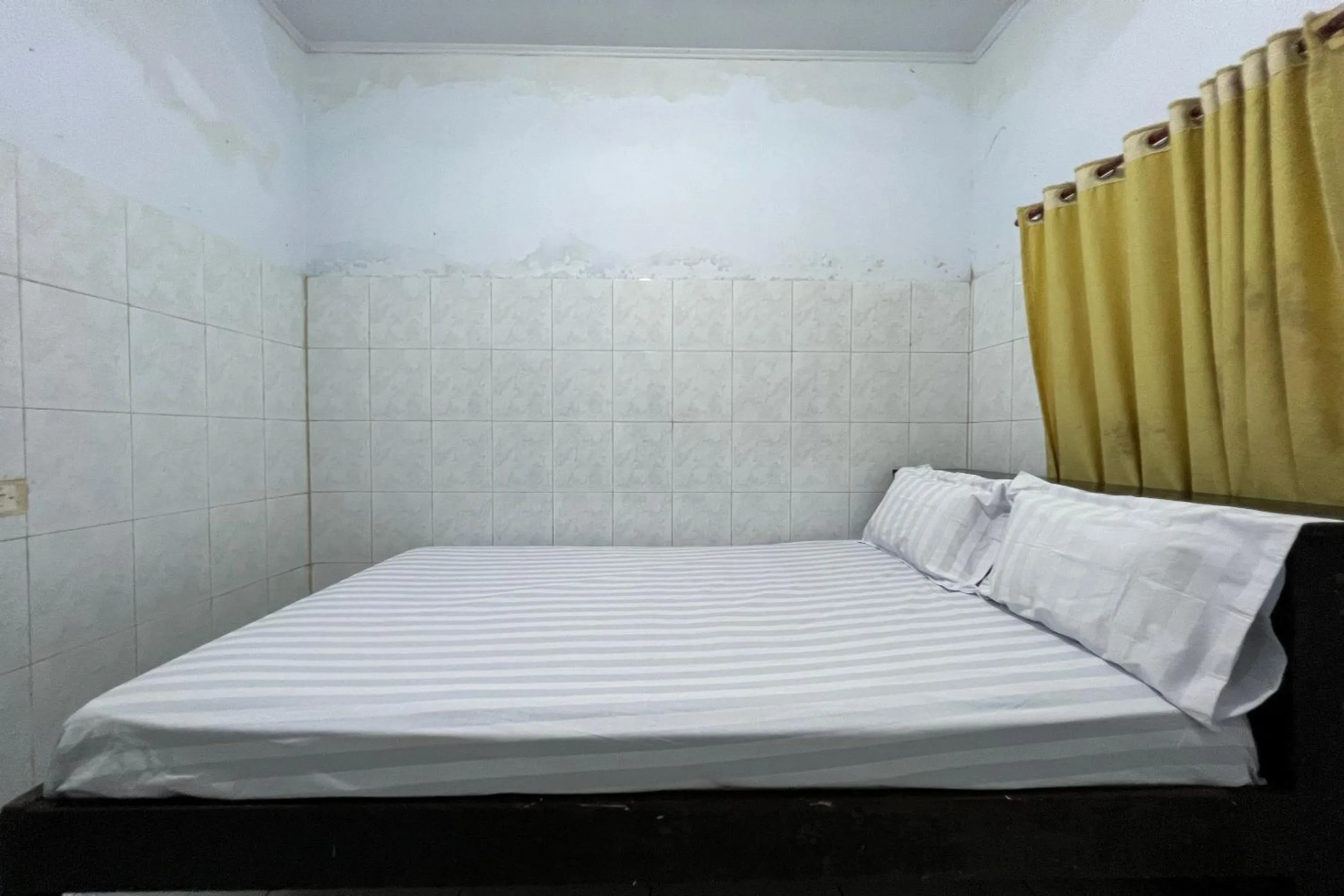 Bedroom, Bed in Hotel O Guest House Akbarrinna